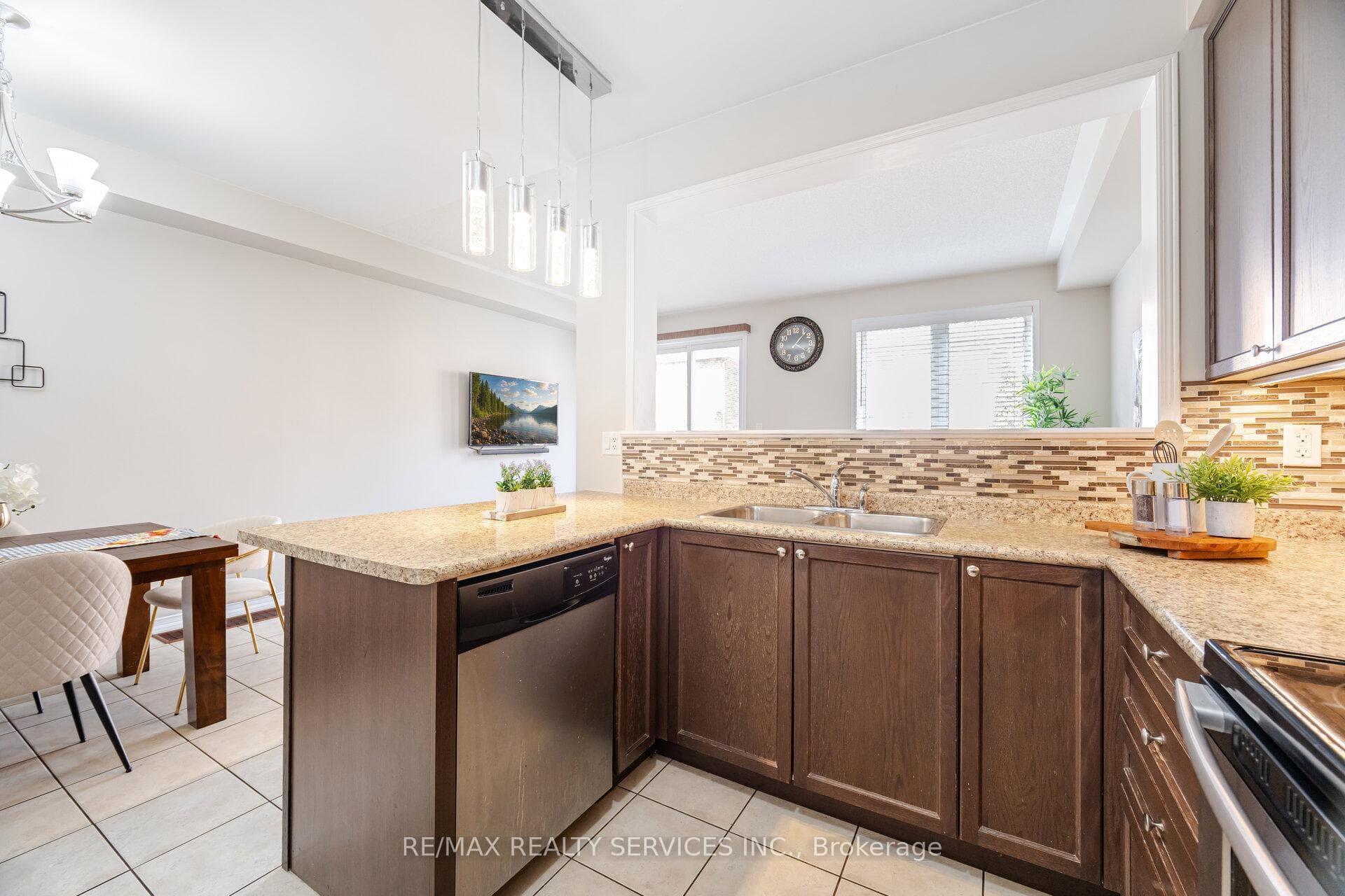 162 Sussexvale Drive photo 10
