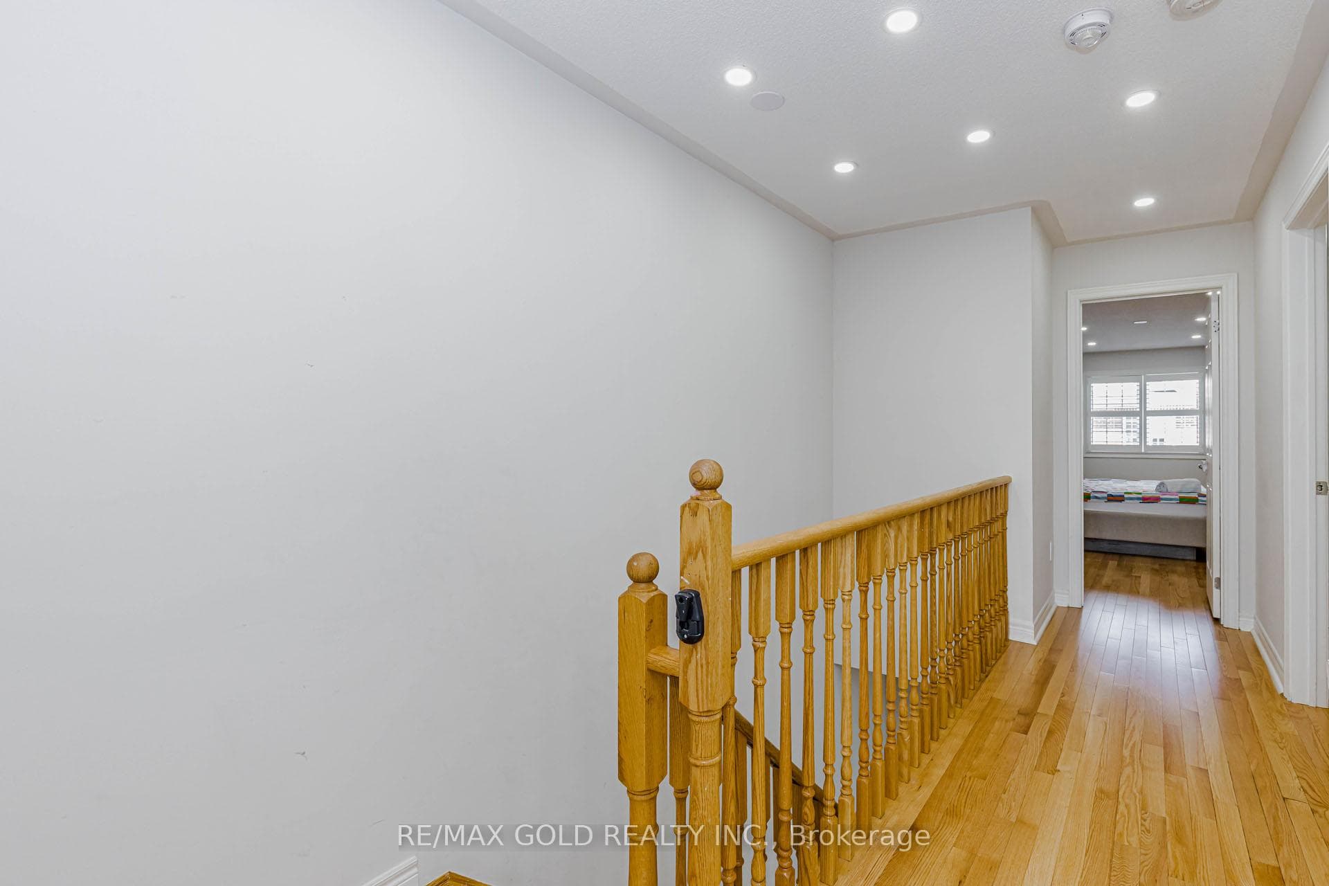 566 Bessborough Drive photo 22