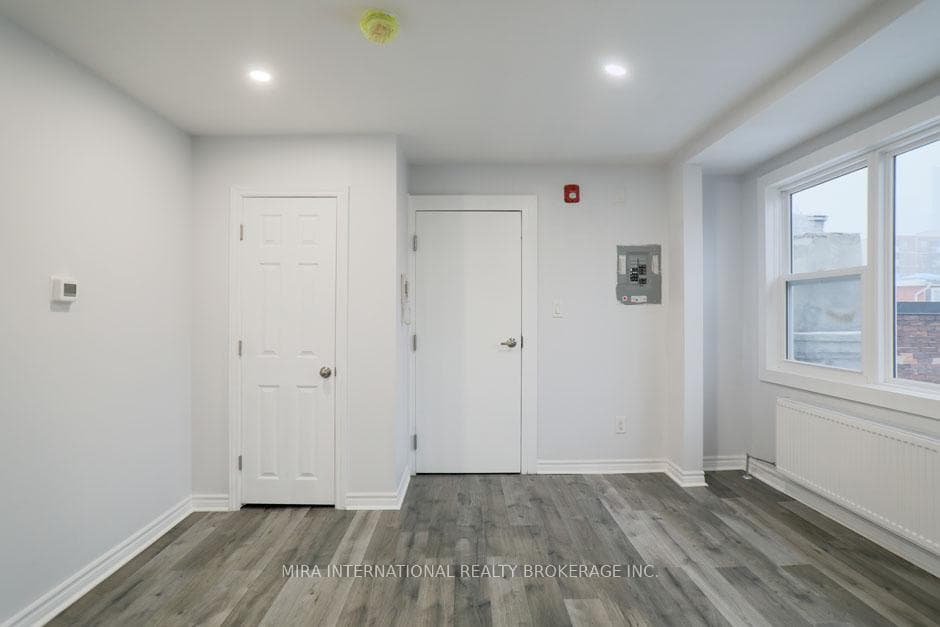 210 Carlton Street Unit 302 photo 2