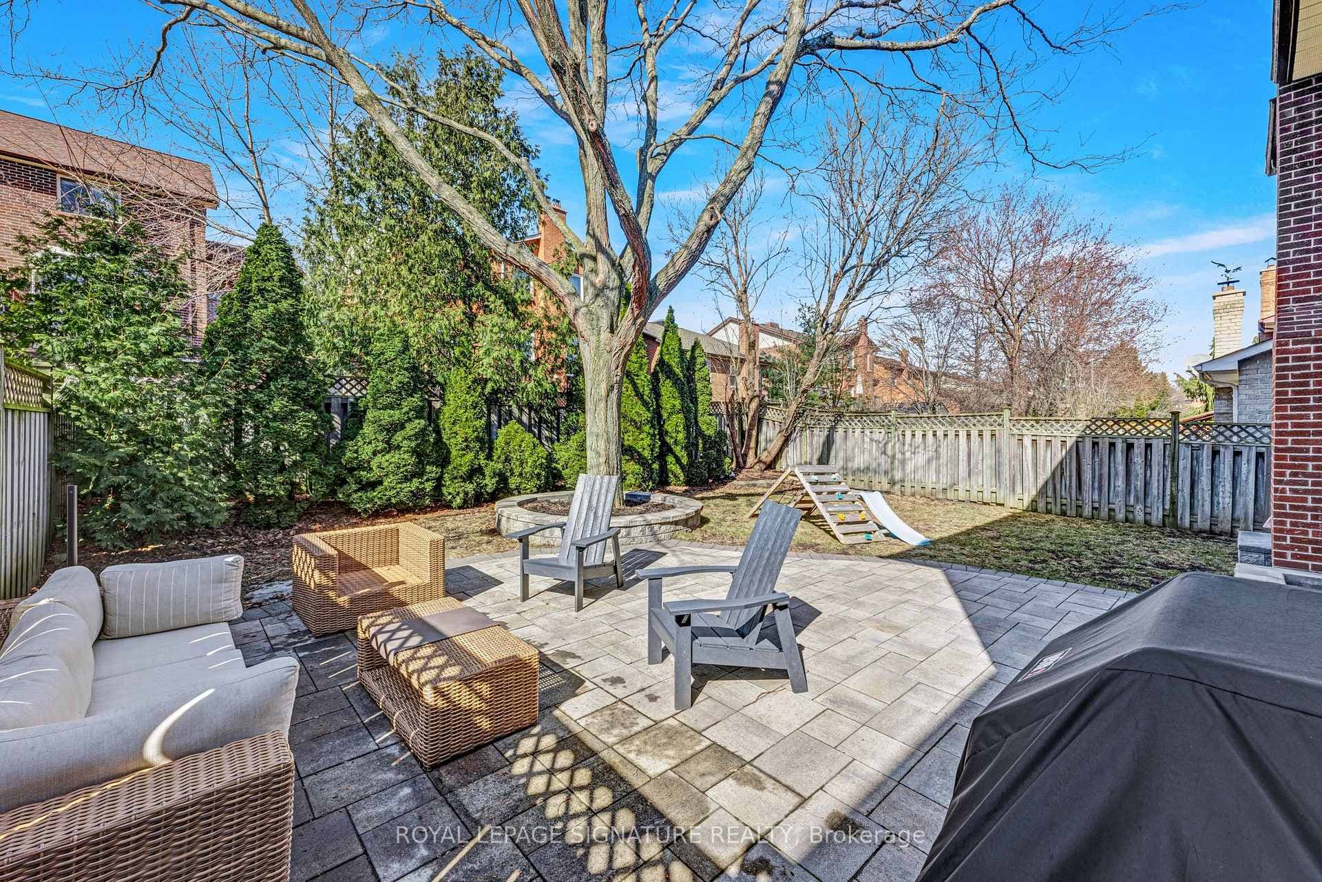 1575 Heathside Crescent photo 28