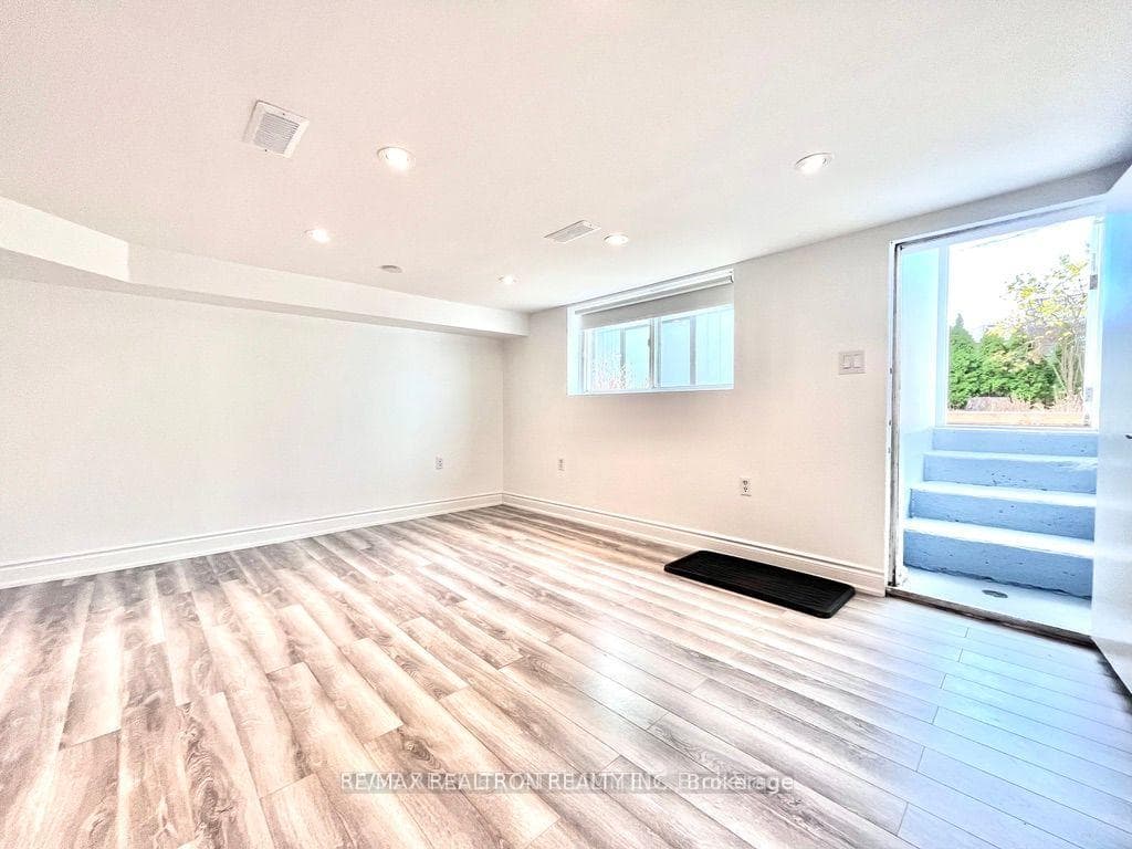 108 Leyton Avenue Unit Lower photo 3
