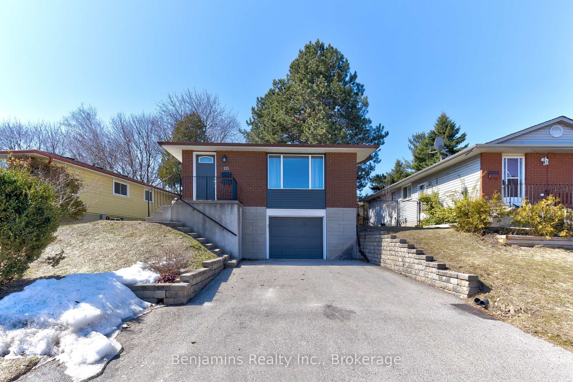 115 Cedarhill Crescent photo 1