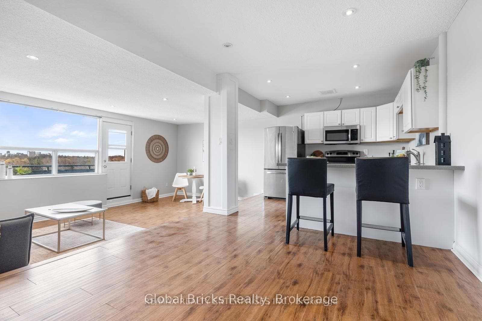 49 Queen Street Unit 501 photo 3