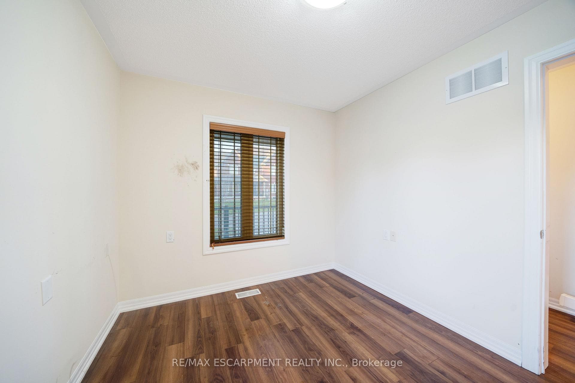 1701 Silverstone Crescent photo 29