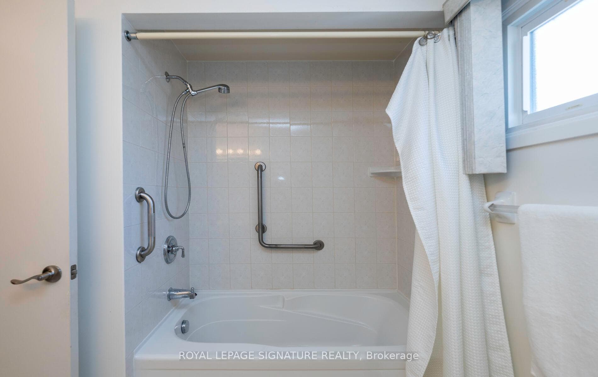 17 Pebblehill Square photo 26
