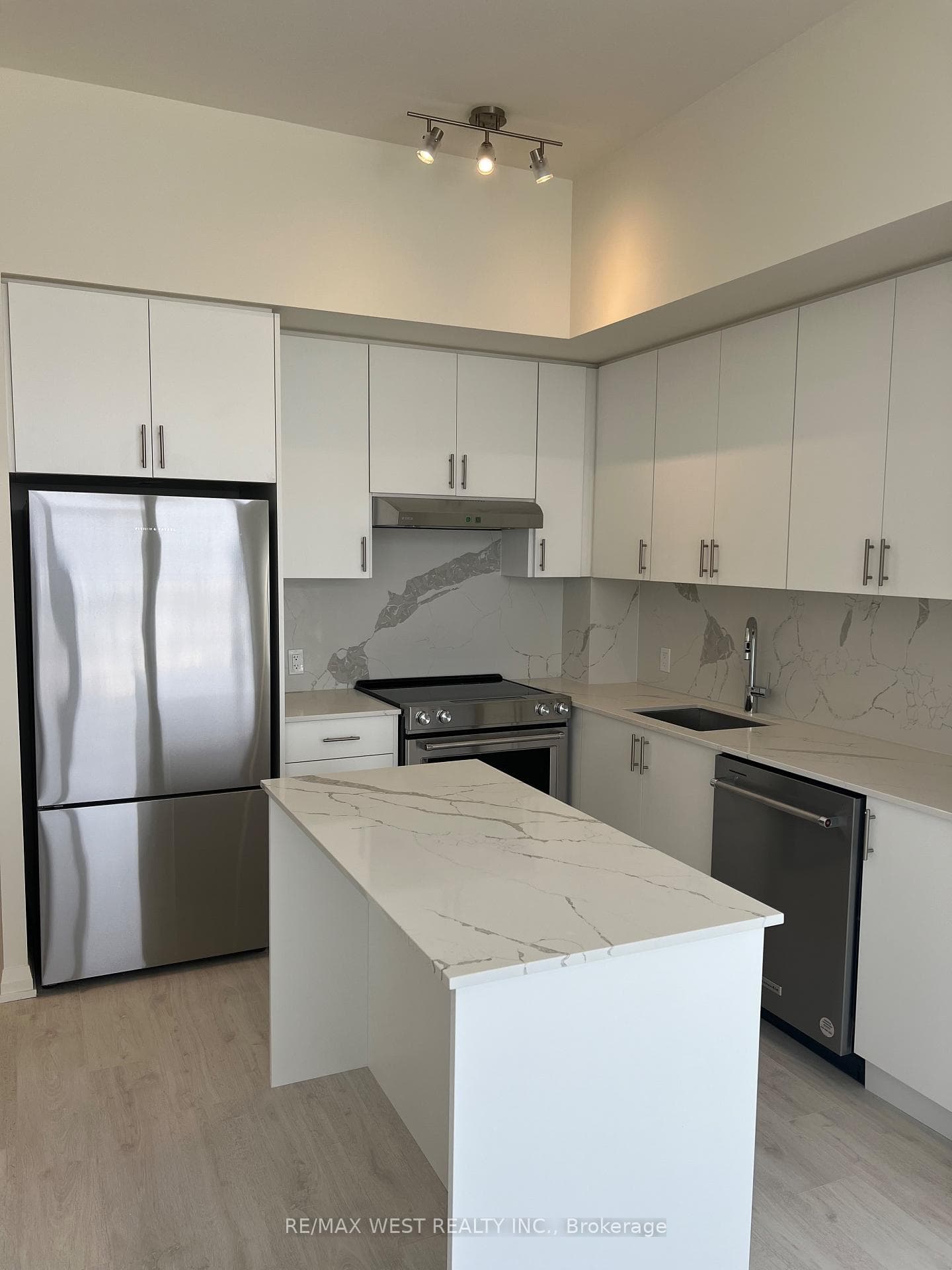 9000 Jane Street Unit 2521 photo 9