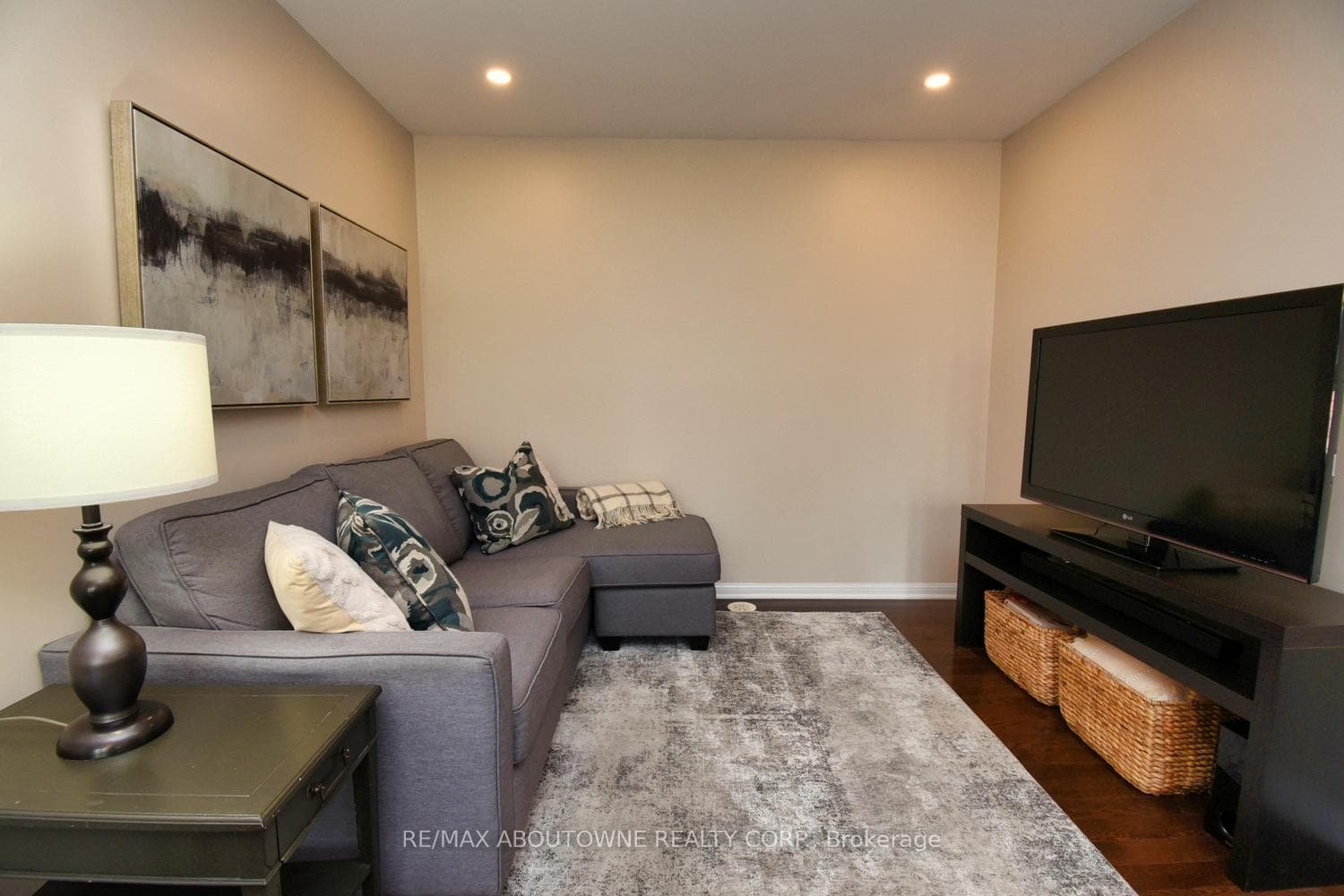 566 Pharo Point photo 12
