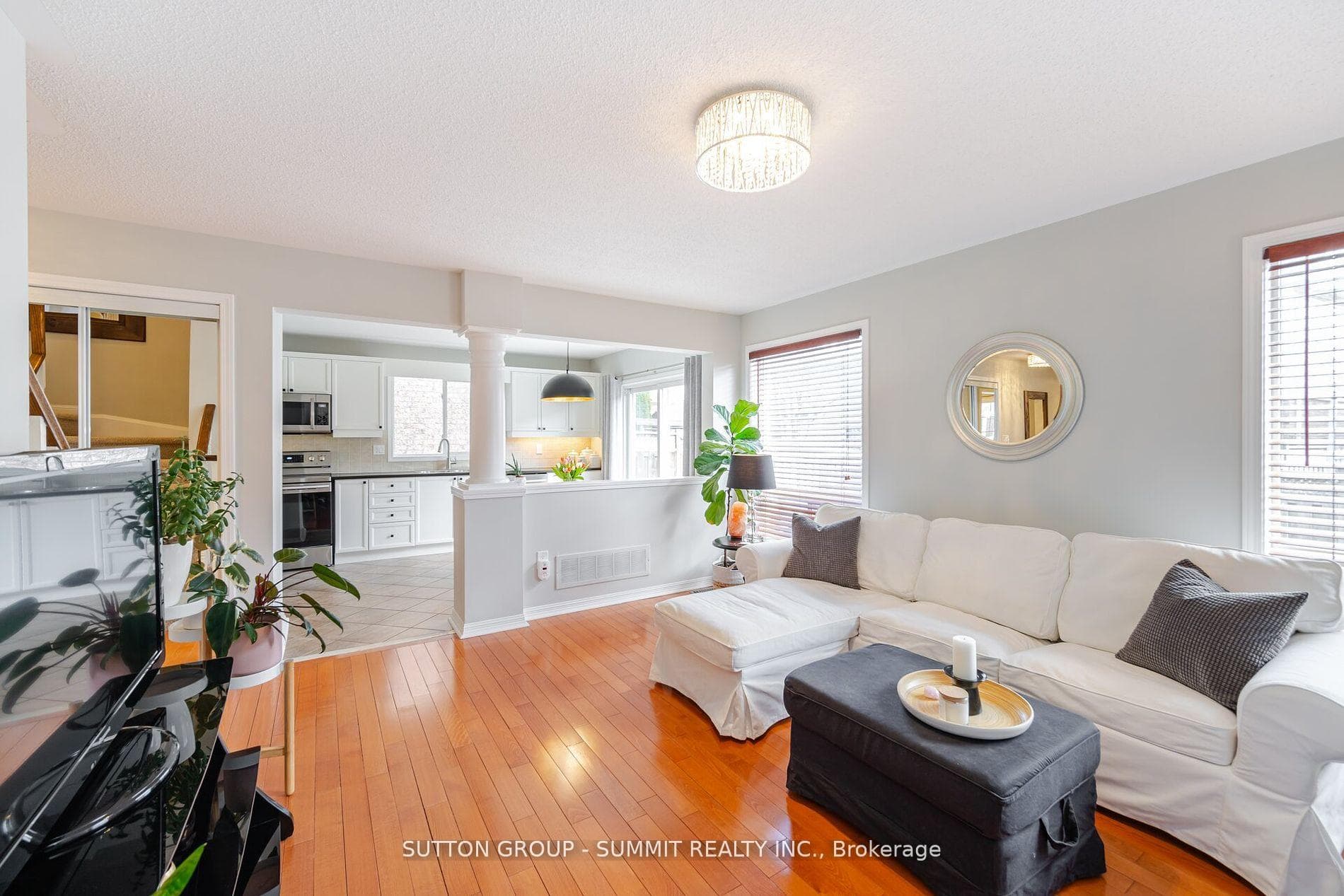 498 FARLOW Crescent photo 7