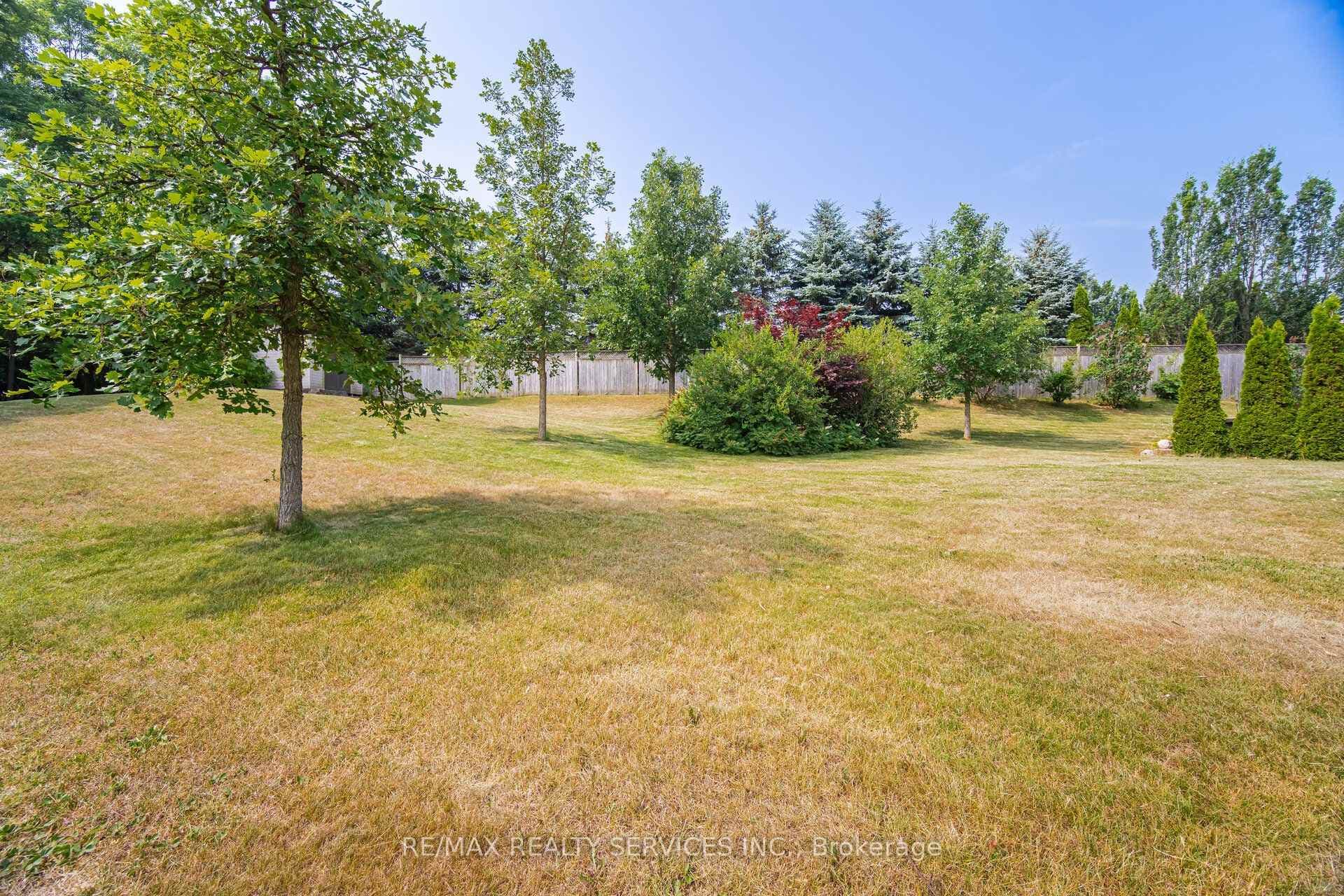 15 Upper Canada Drive photo 40
