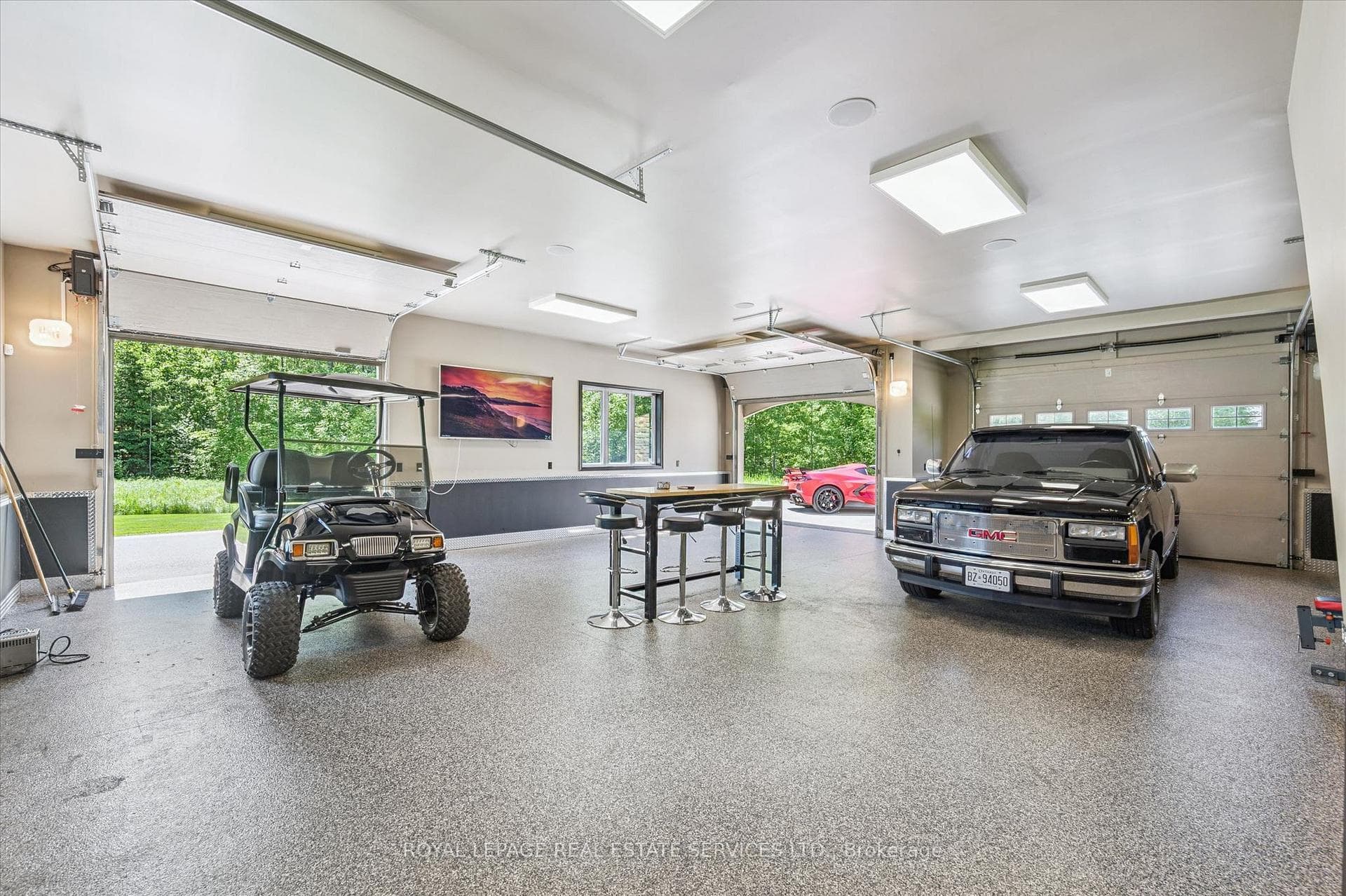Coach House/Detached Garage with an Epoxy Floor