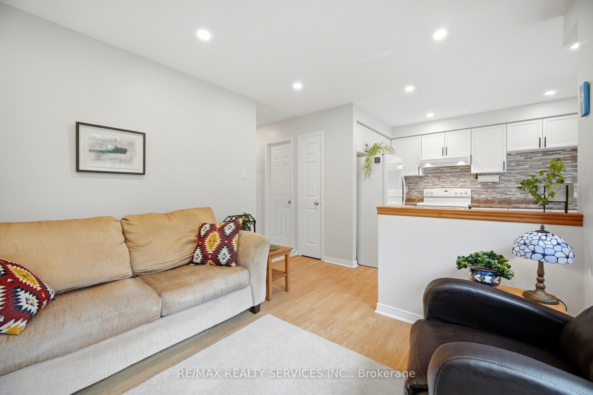 38 Furrows End photo 18
