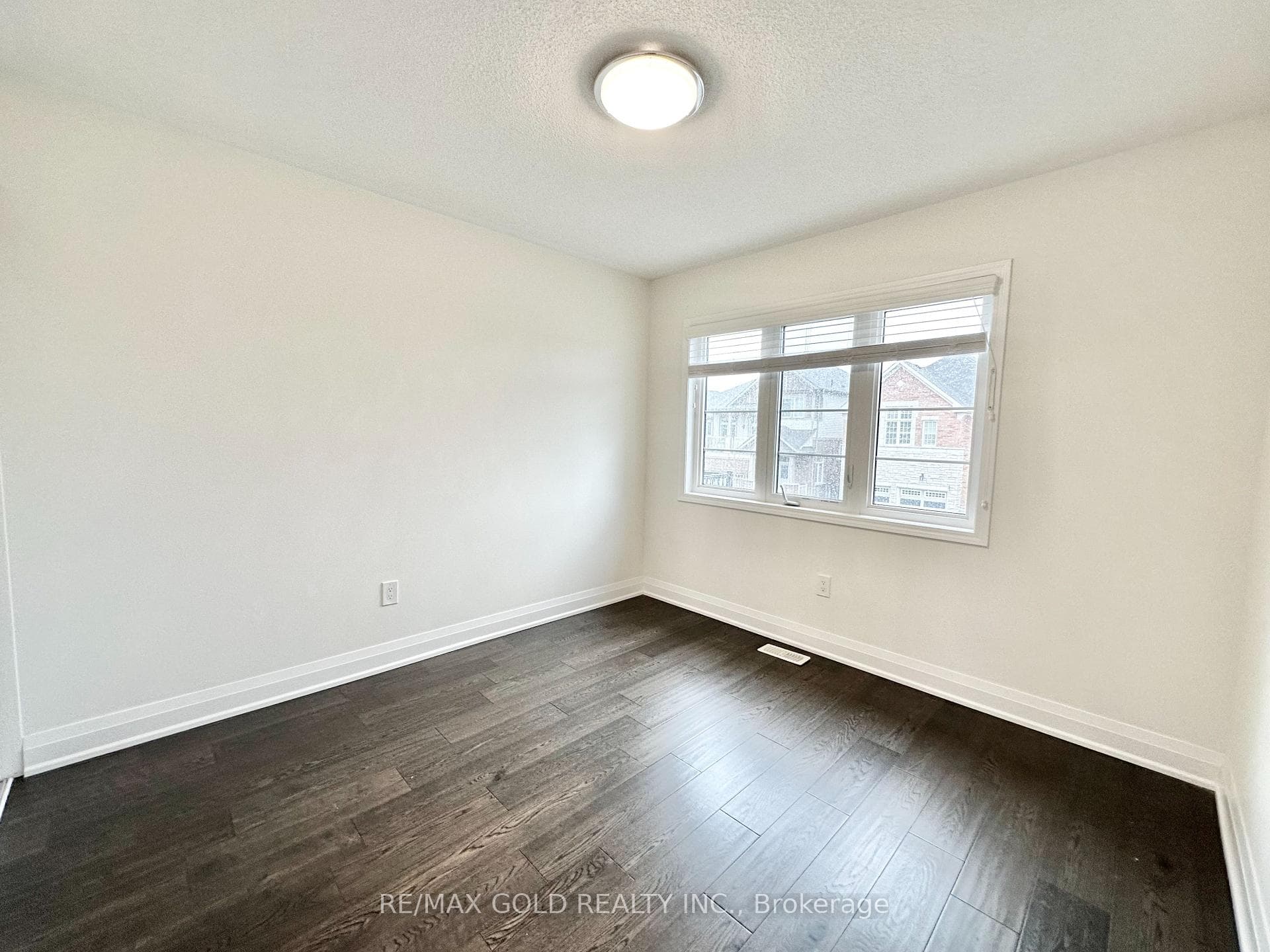 1230 Duignan Crescent photo 31