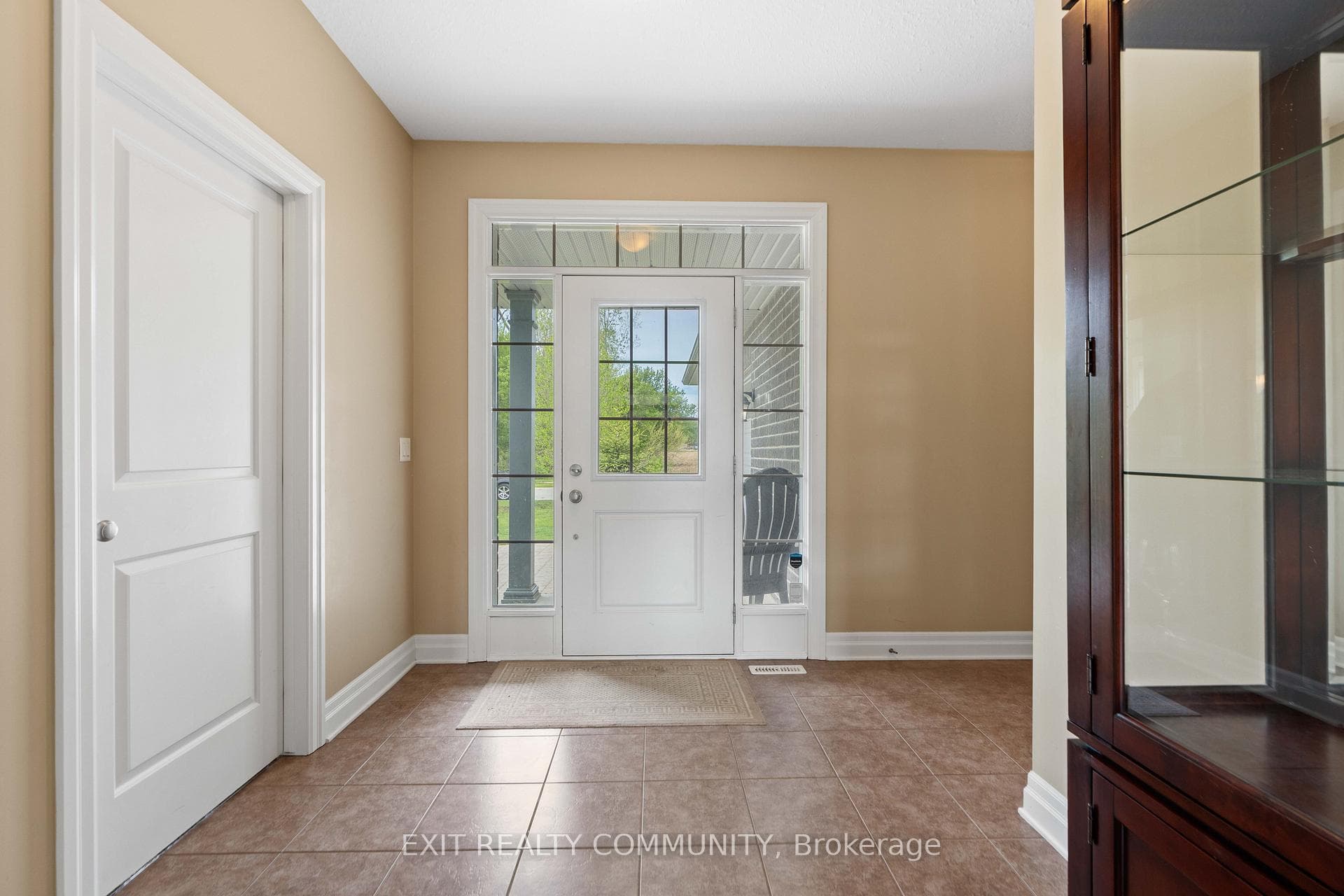 598 Bennett Crescent photo 4