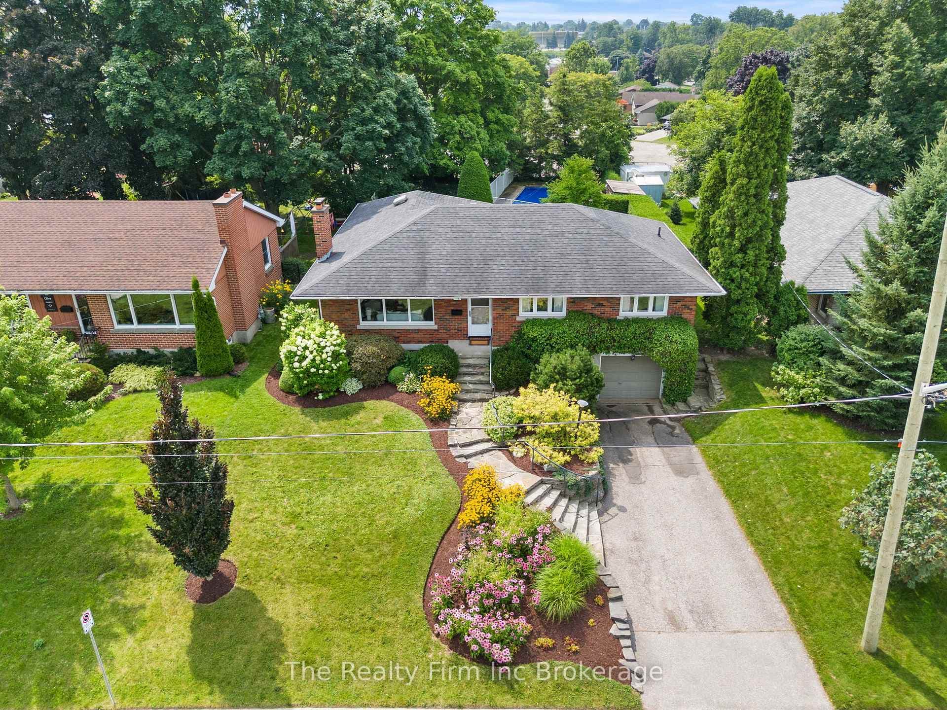 864 Cromwell Street photo 3