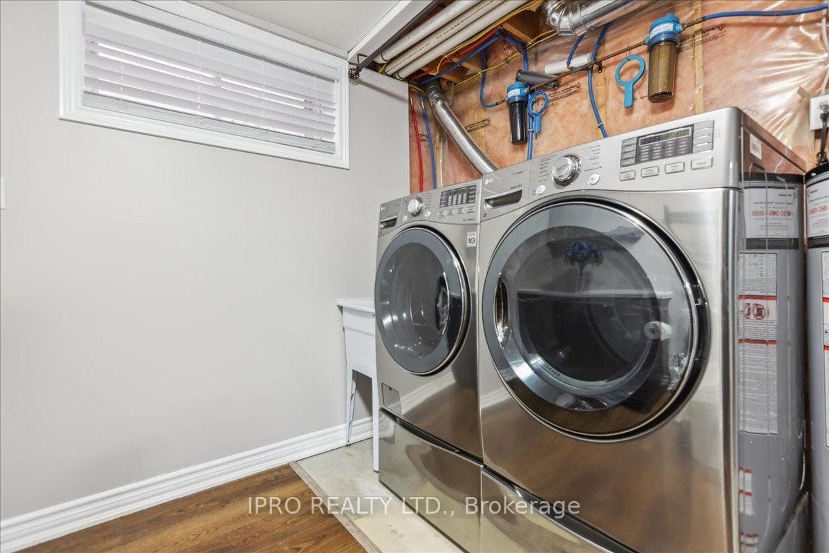8 Irving Crescent photo 24