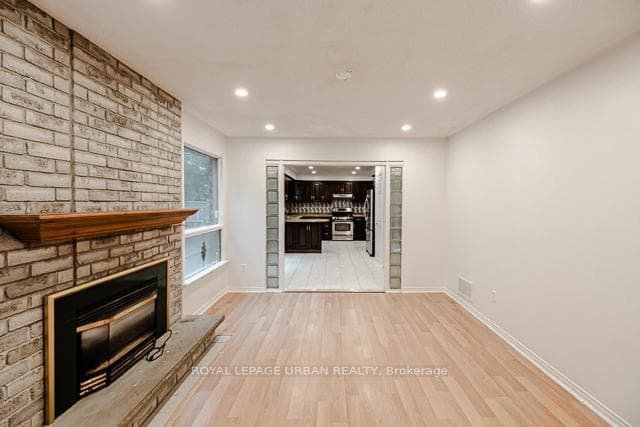 55 Blueking Crescent photo 16
