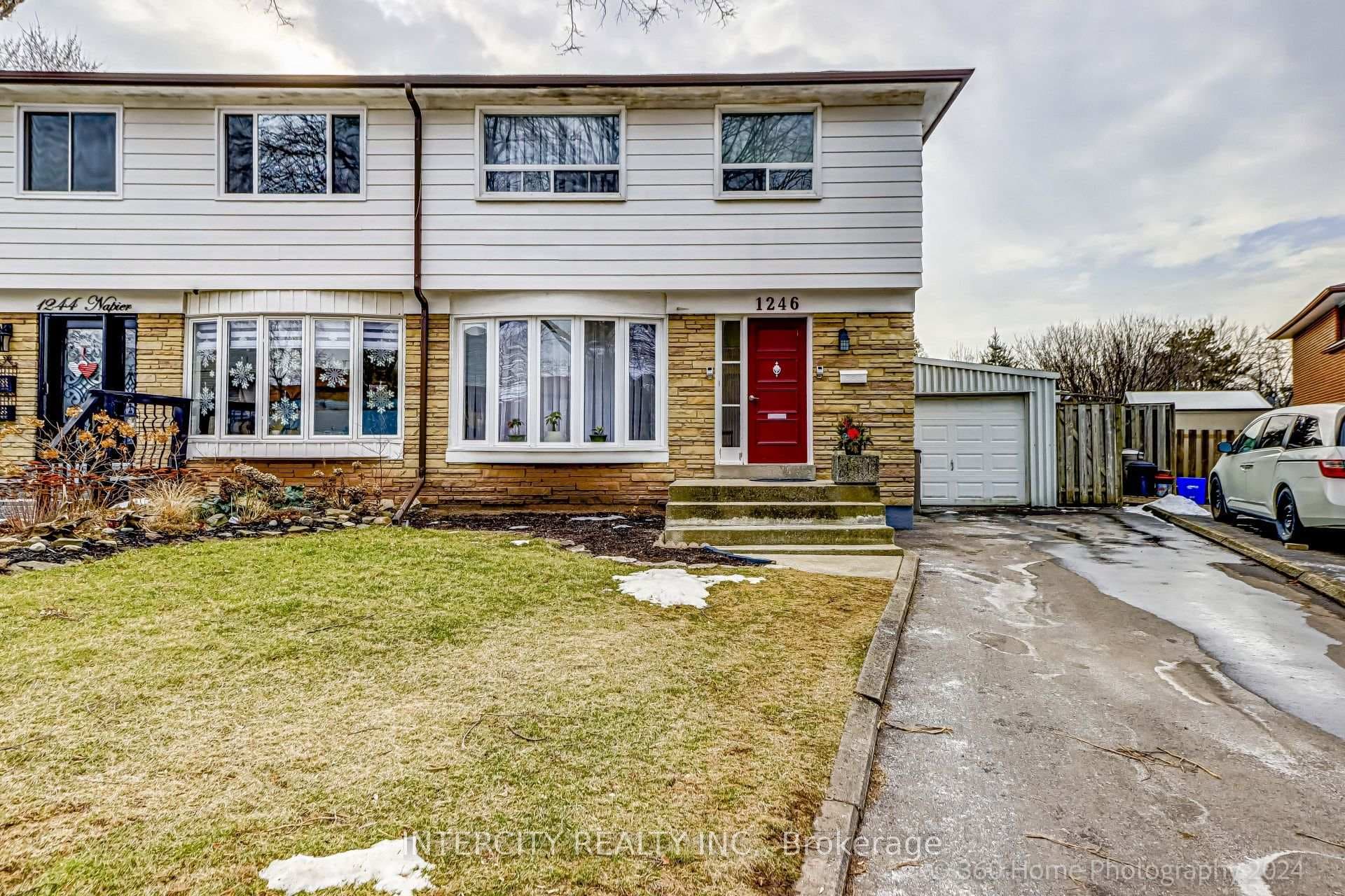 1246 Napier Crescent photo 1