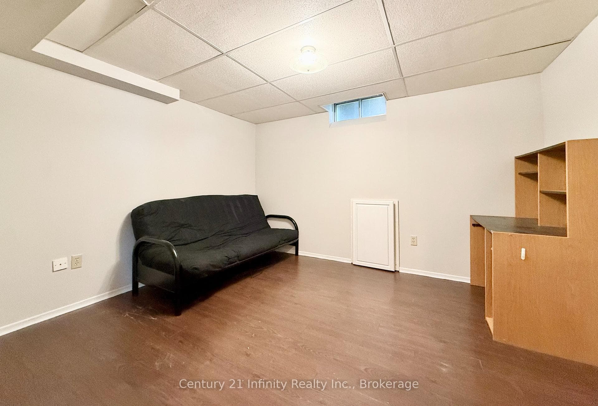 384 Leslie Street photo 10