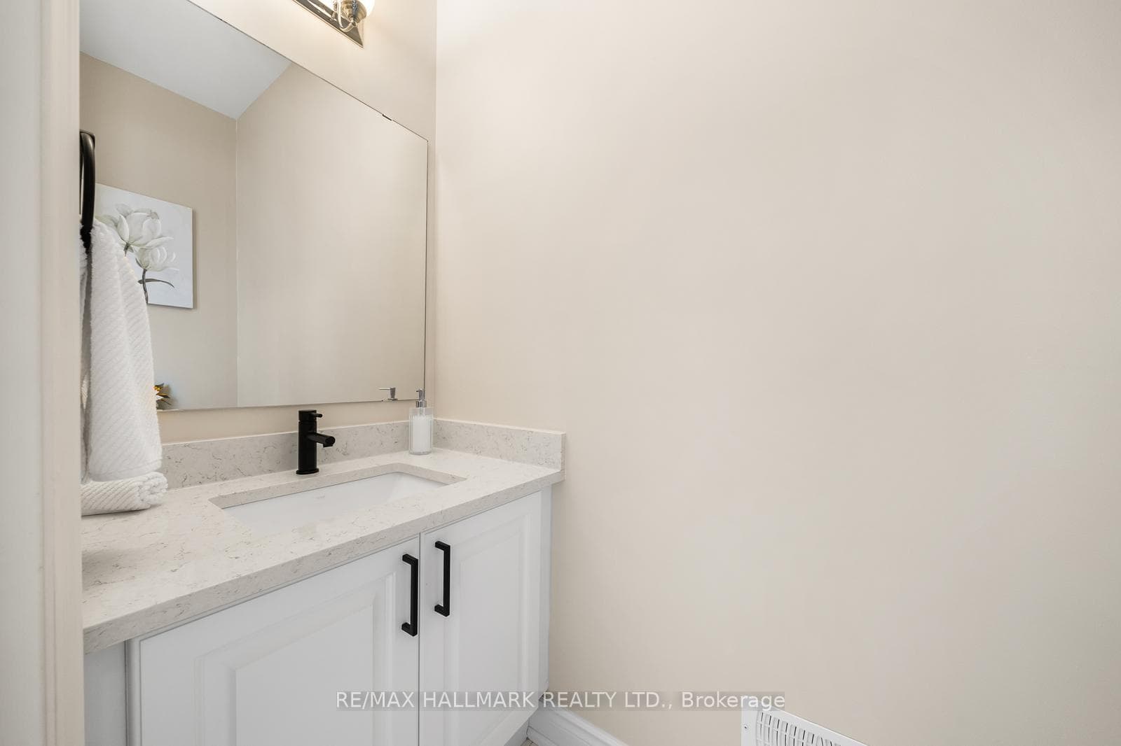318 CORONATION Road photo 17