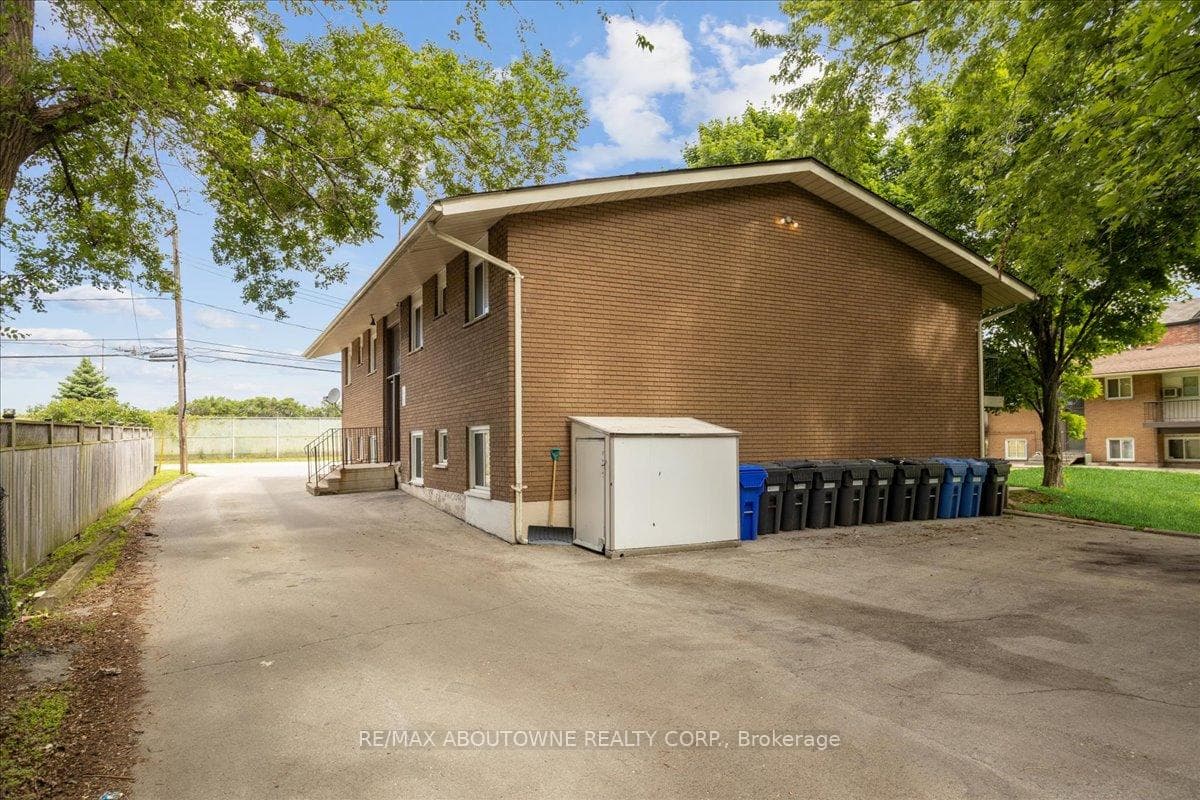 2344 Queensway Drive Unit 4 photo 4