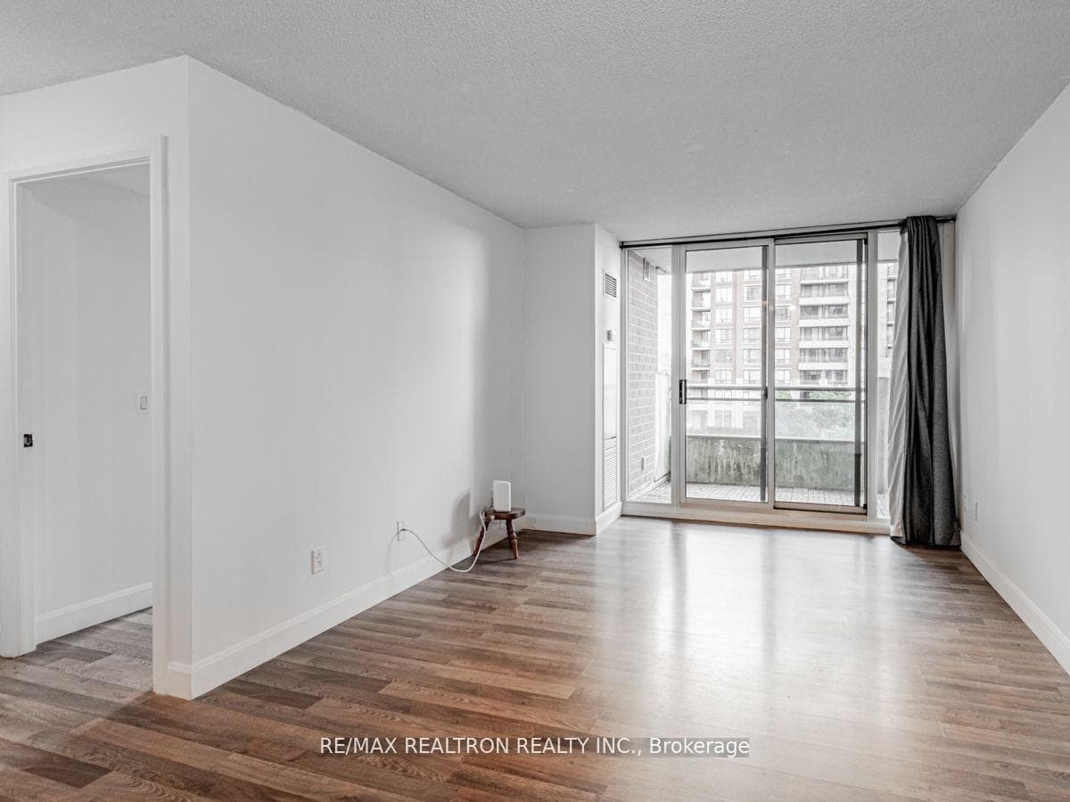 310 Red Maple Road Unit 306 photo 4