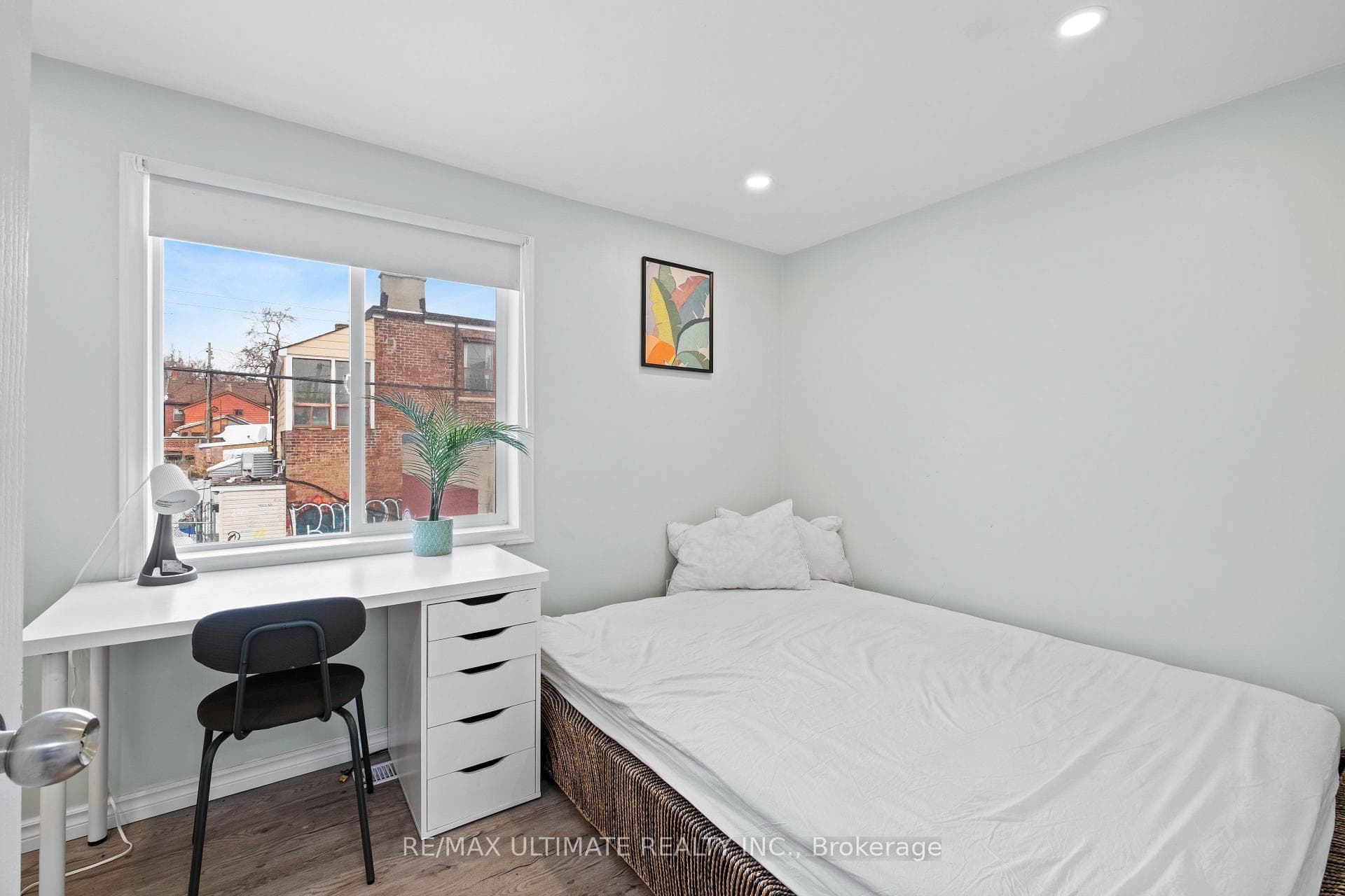 658 Dundas Street photo 25