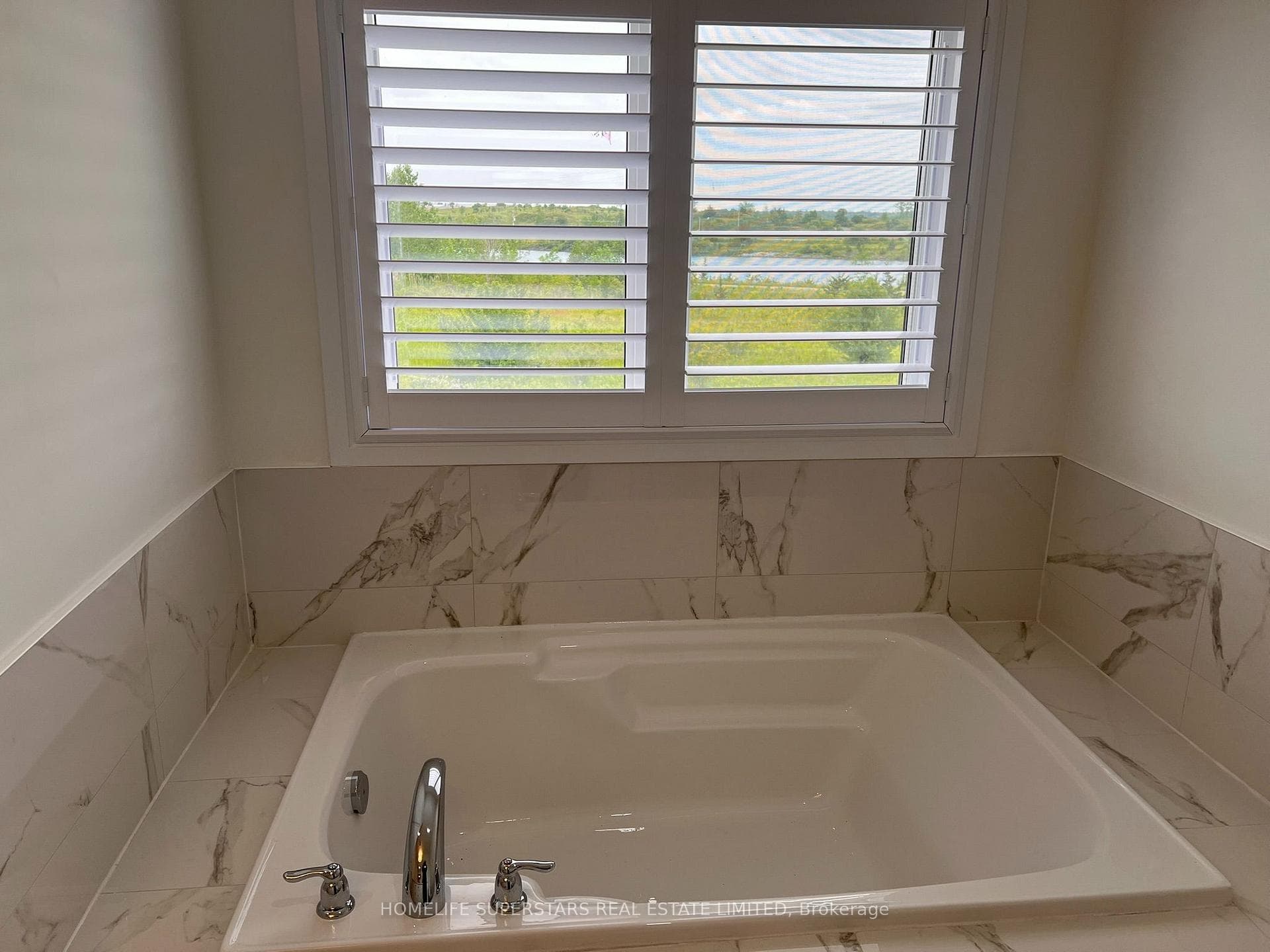 188 AVIRON Crescent photo 40