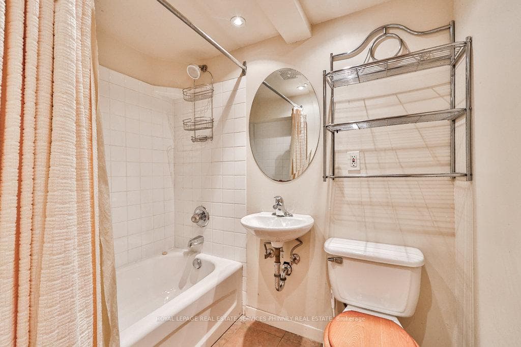 161 Chaplin Crescent photo 24
