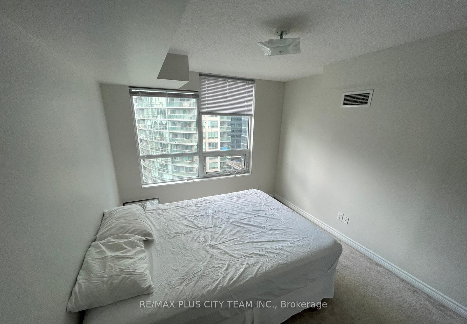19 Grand Trunk Crescent Unit 1703 photo 12