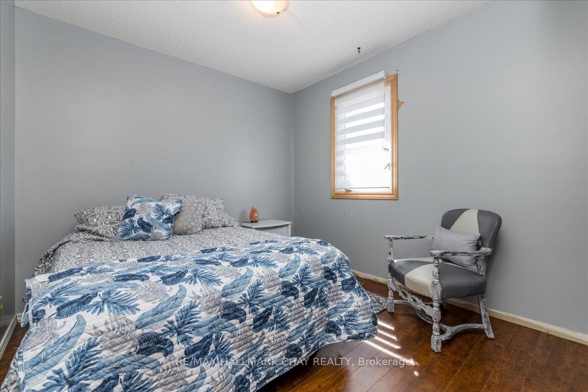 1018 MACLEAN Street photo 18