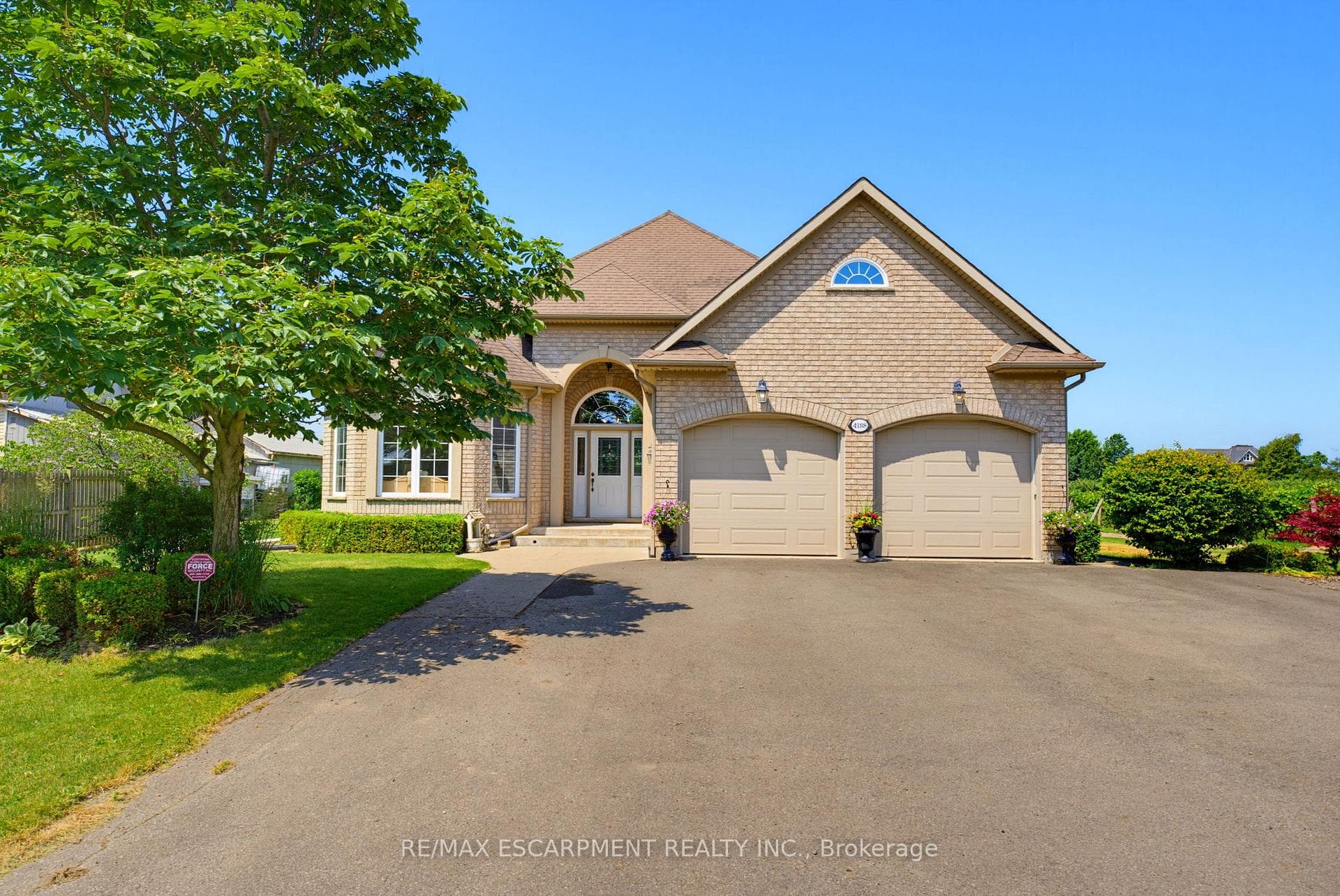 4188 Victoria Avenue photo 2