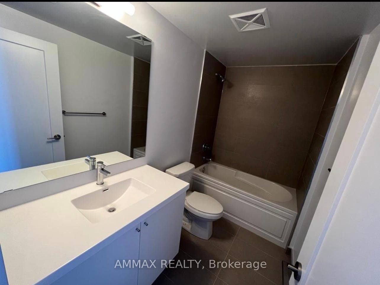2550 Simcoe Street Unit 1616 photo 8