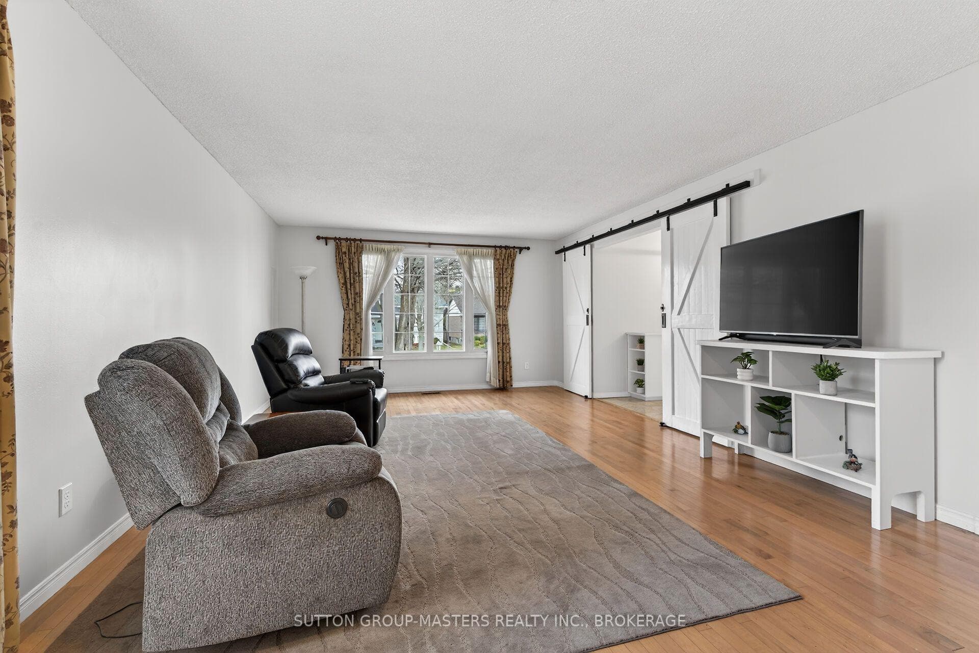1080 Palmerston Crescent photo 12