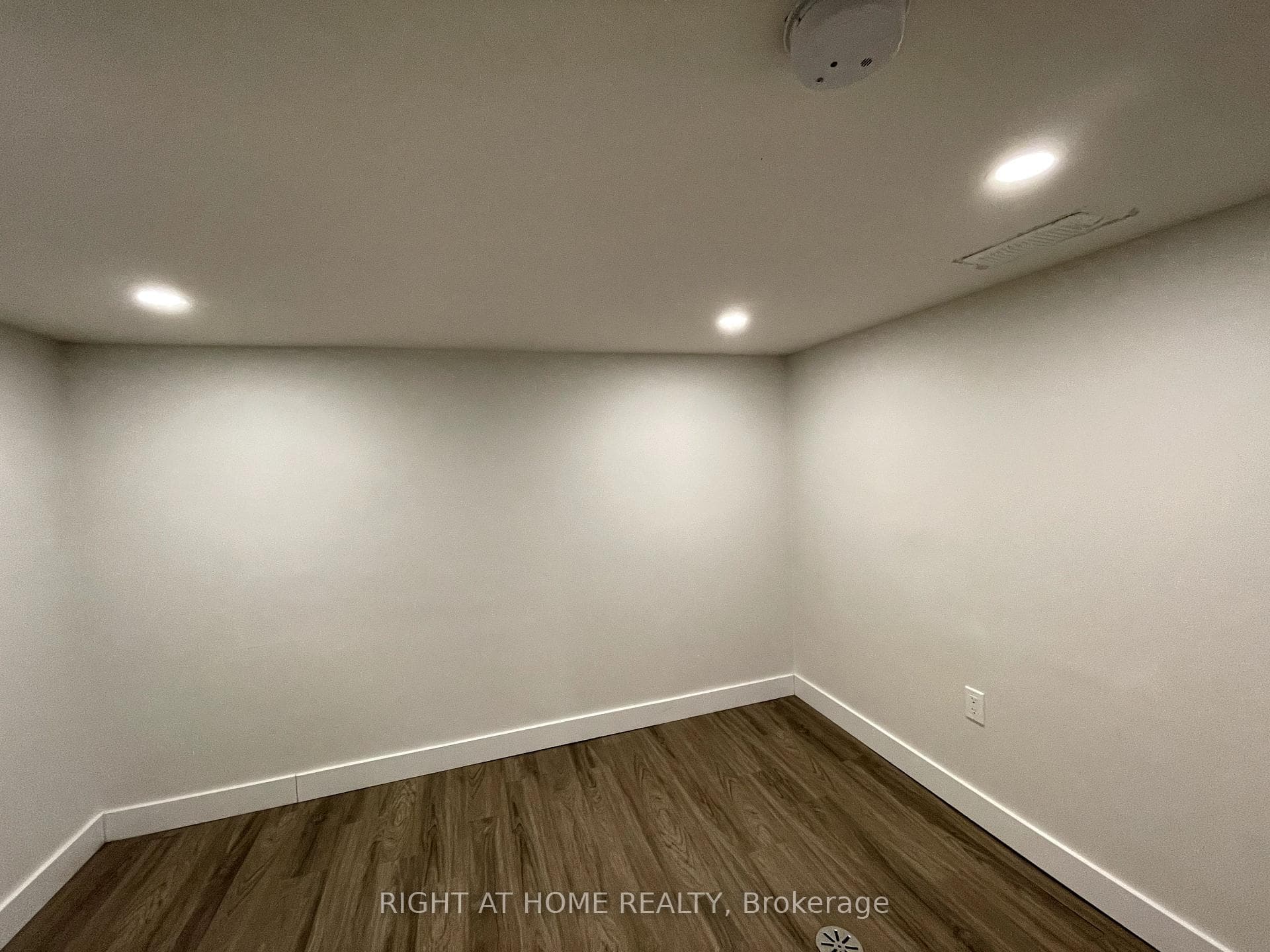 22 Glenside Avenue Unit Lower photo 8