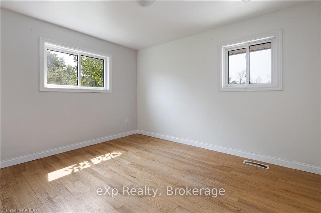 498 CORONATION Boulevard photo 14