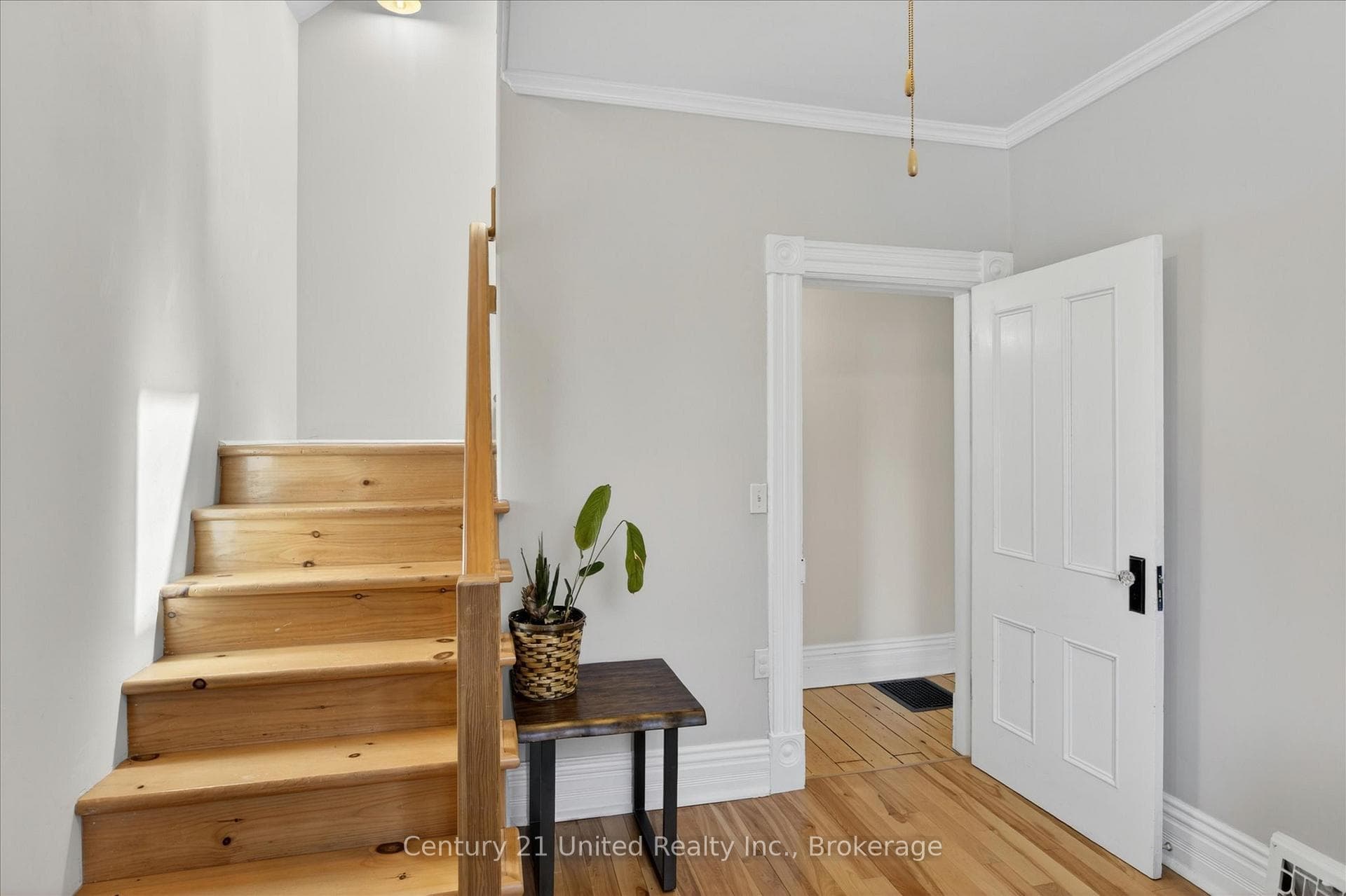 587 Gilmour Street photo 27