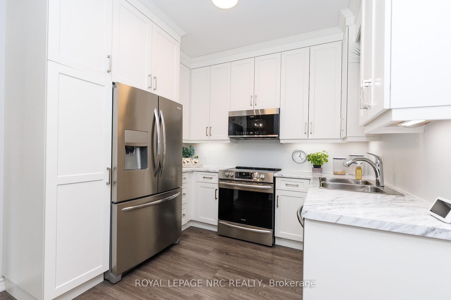 Modern & functional kitchen - upgraded appliances