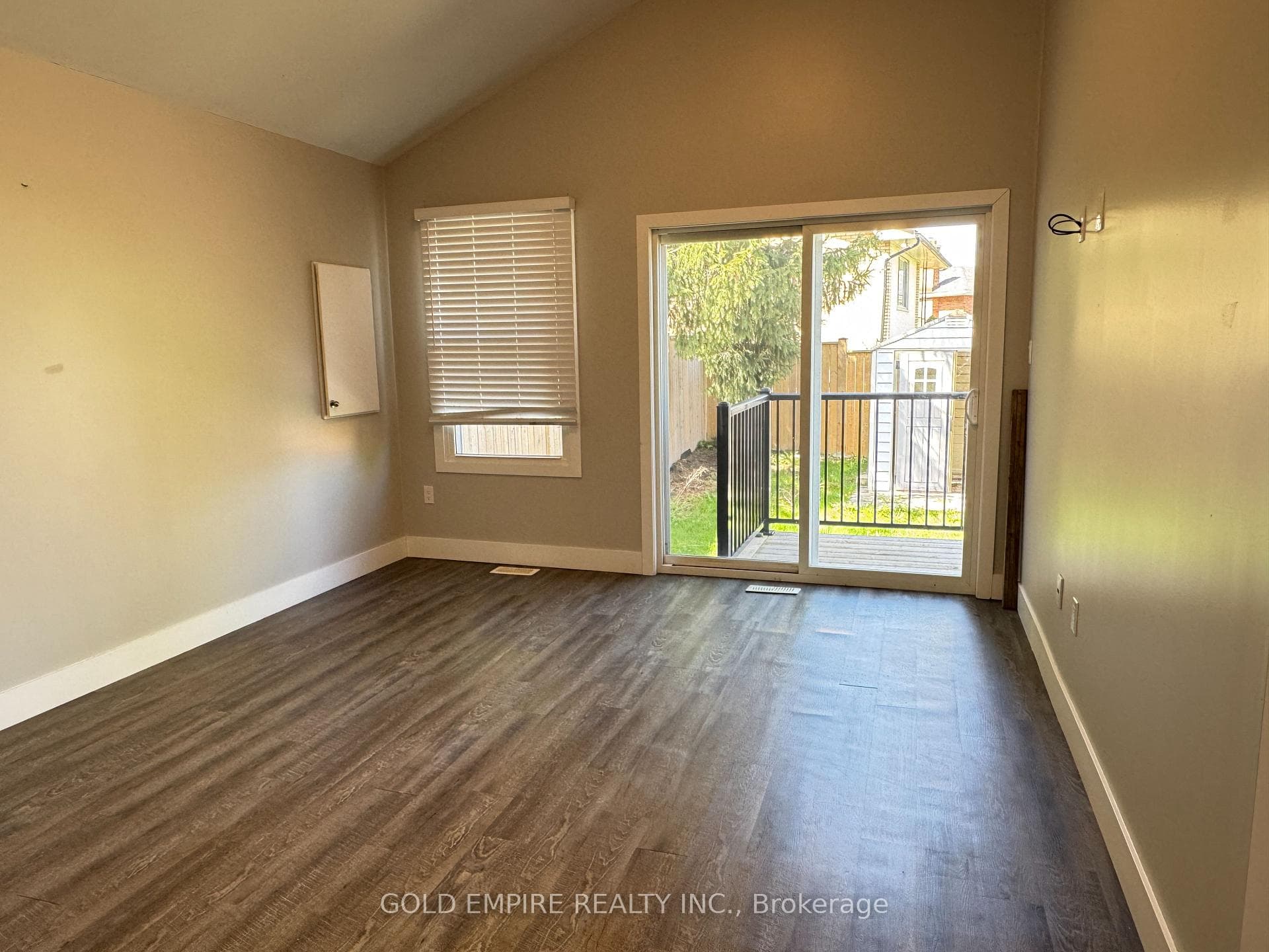 261 Cairn Street photo 23