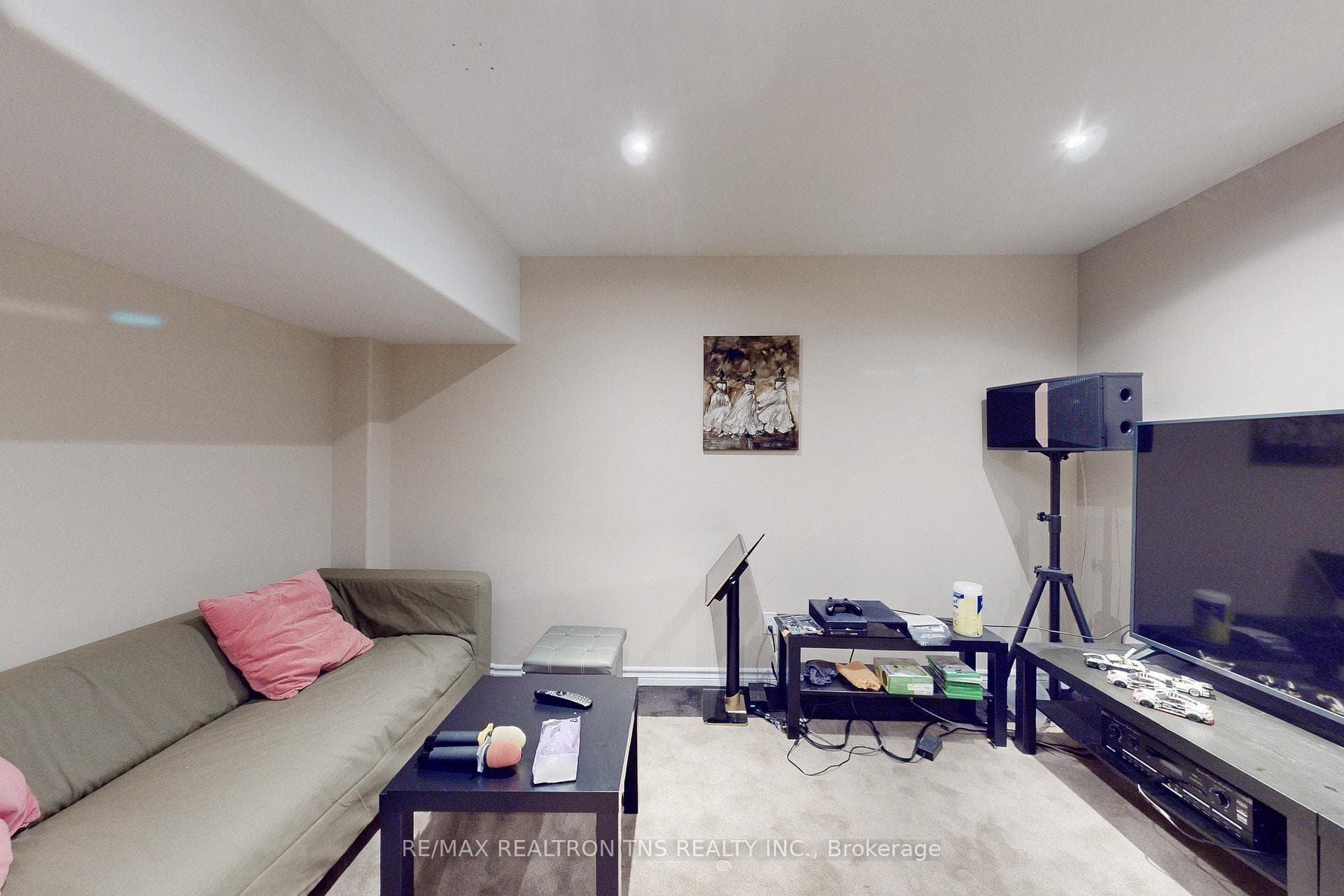119 Golden Tulip Crescent photo 35