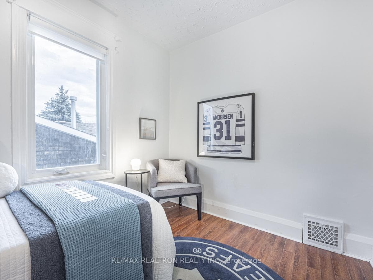 230 Queensdale Avenue photo 20