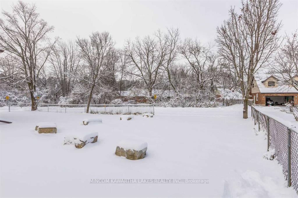 899 Ashdale Crescent photo 4