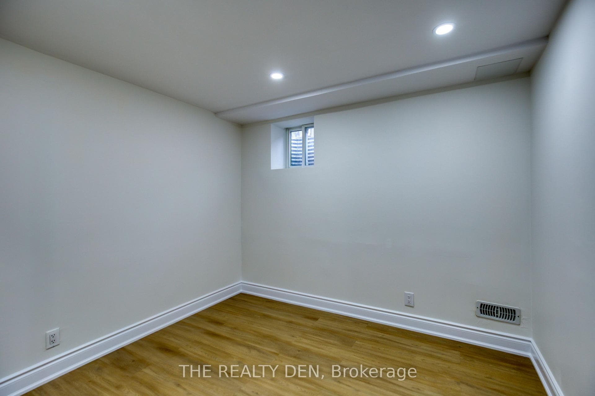 182 Selkirk Drive photo 32