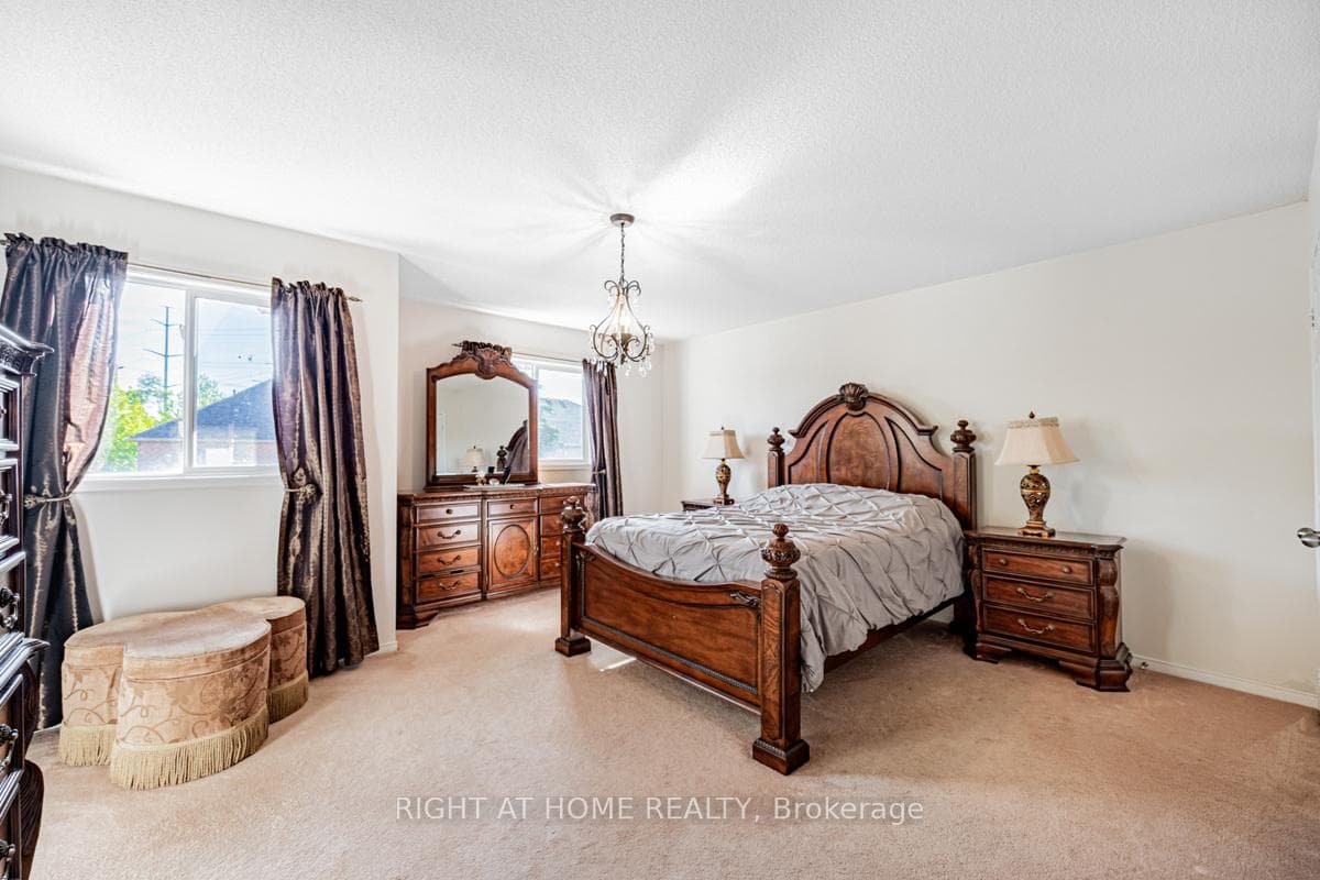 1448 Sandhurst Crescent photo 22