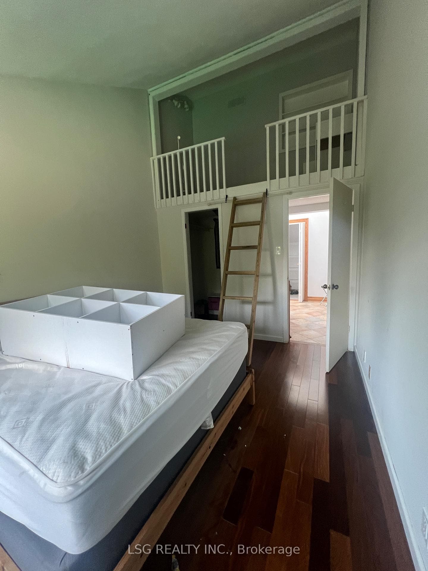 543 Wellington Street photo 6