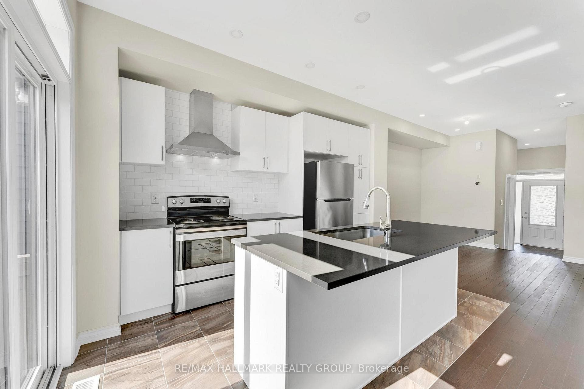 566 Cannes Crescent photo 12