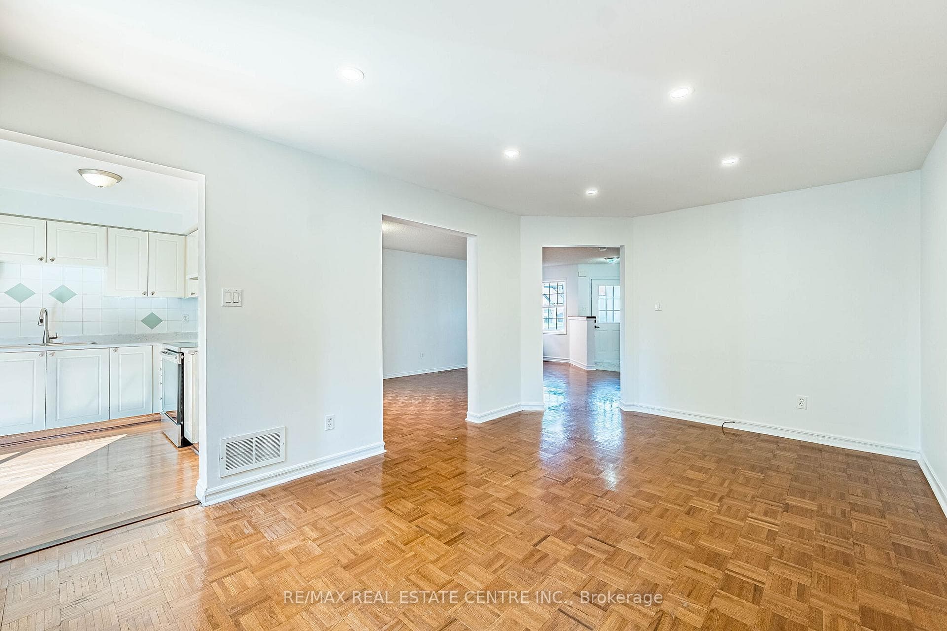 35 Twisted Oak Street photo 11