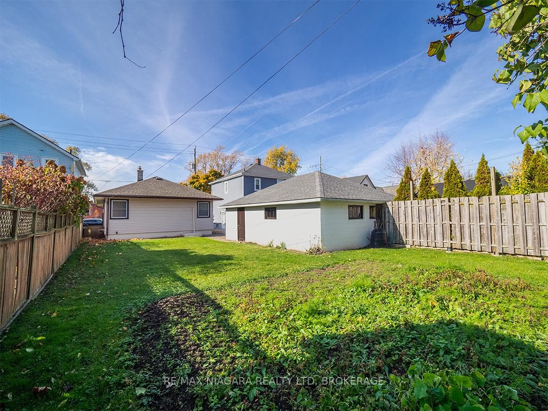 439 Davis Street photo 4