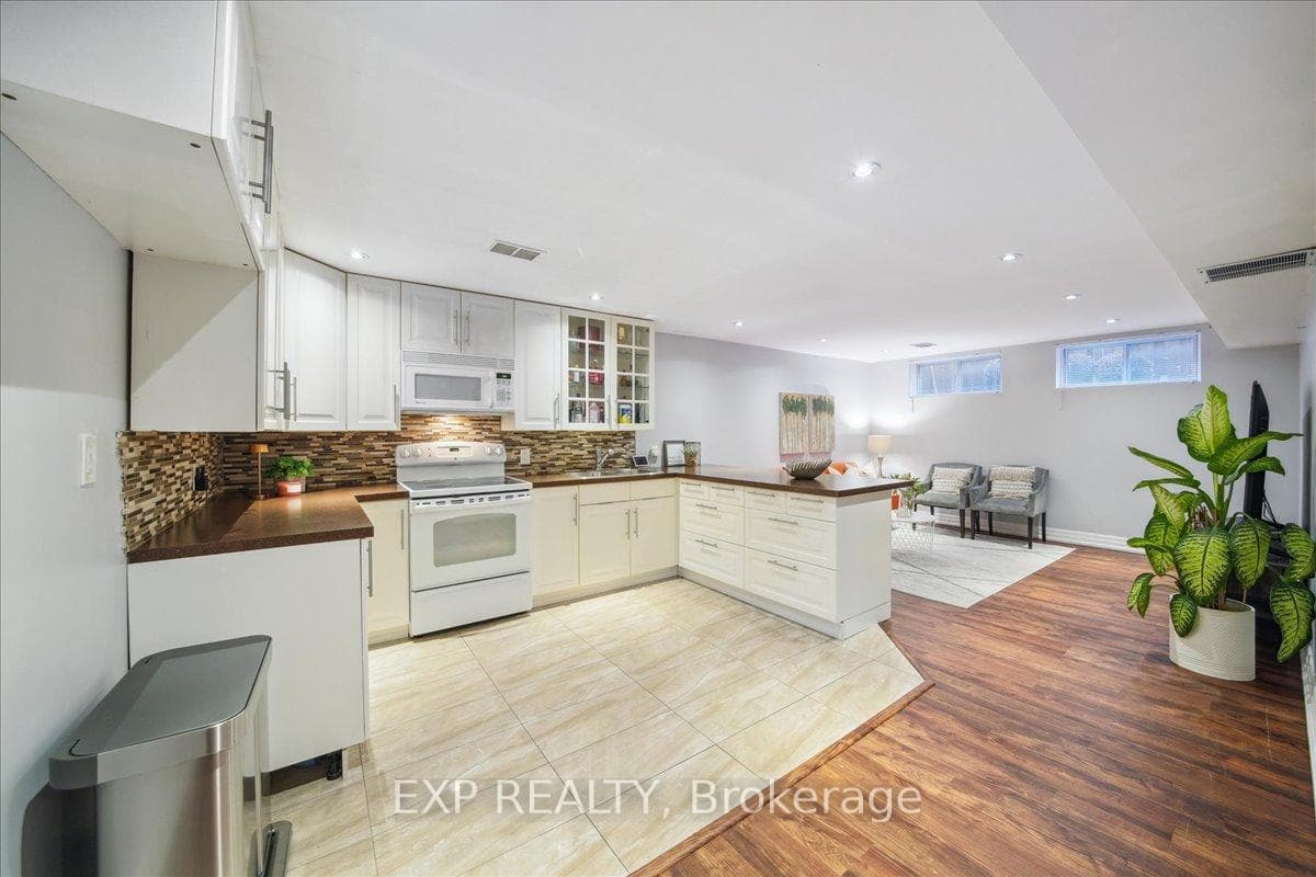 137 Kingsview Boulevard photo 26