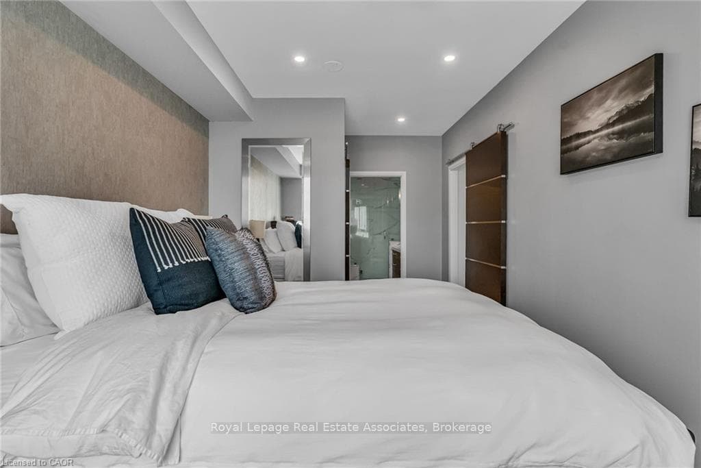 1 Hurontario Street Unit 609 photo 28