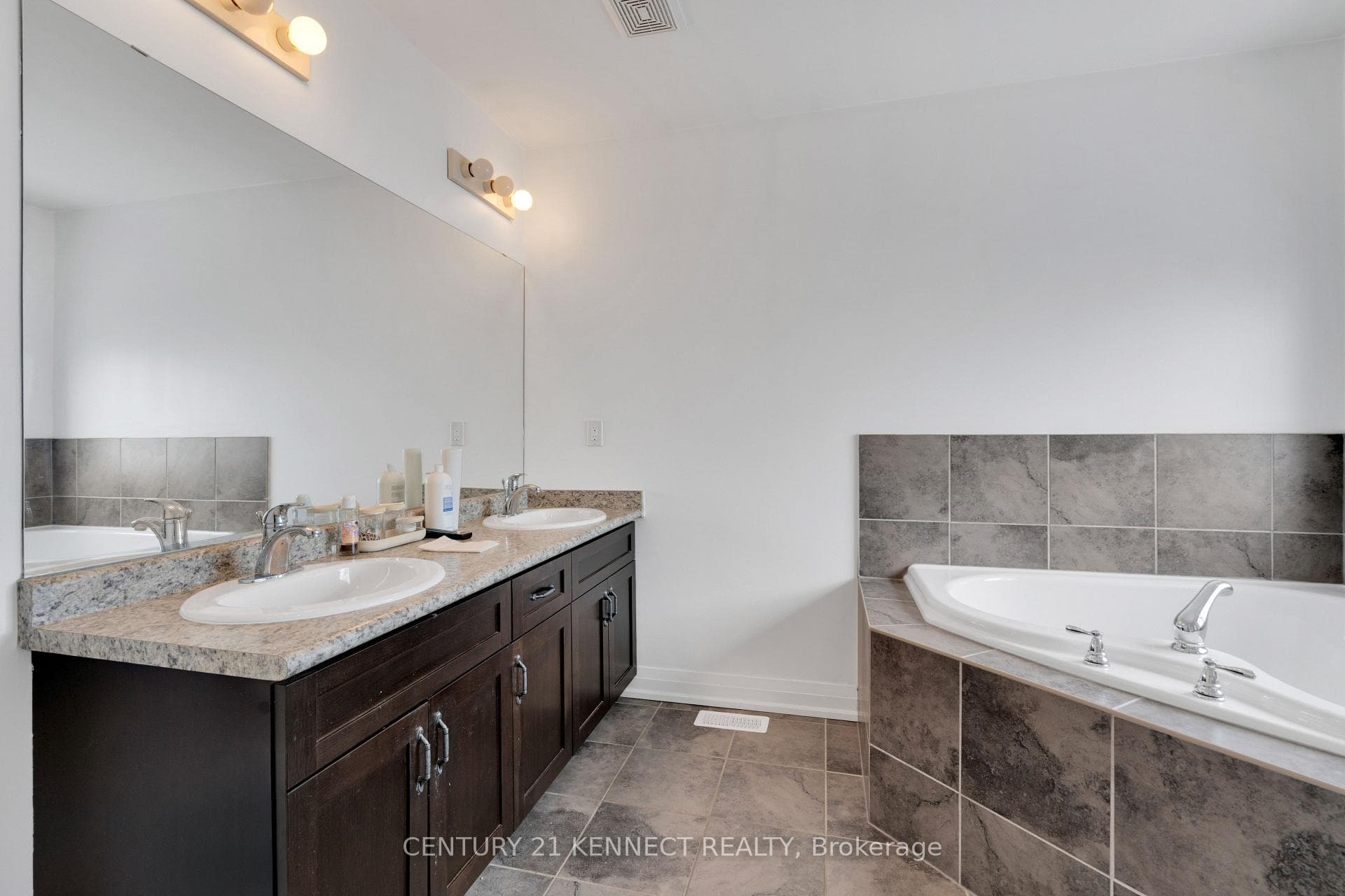 200 Courtney Crescent photo 17